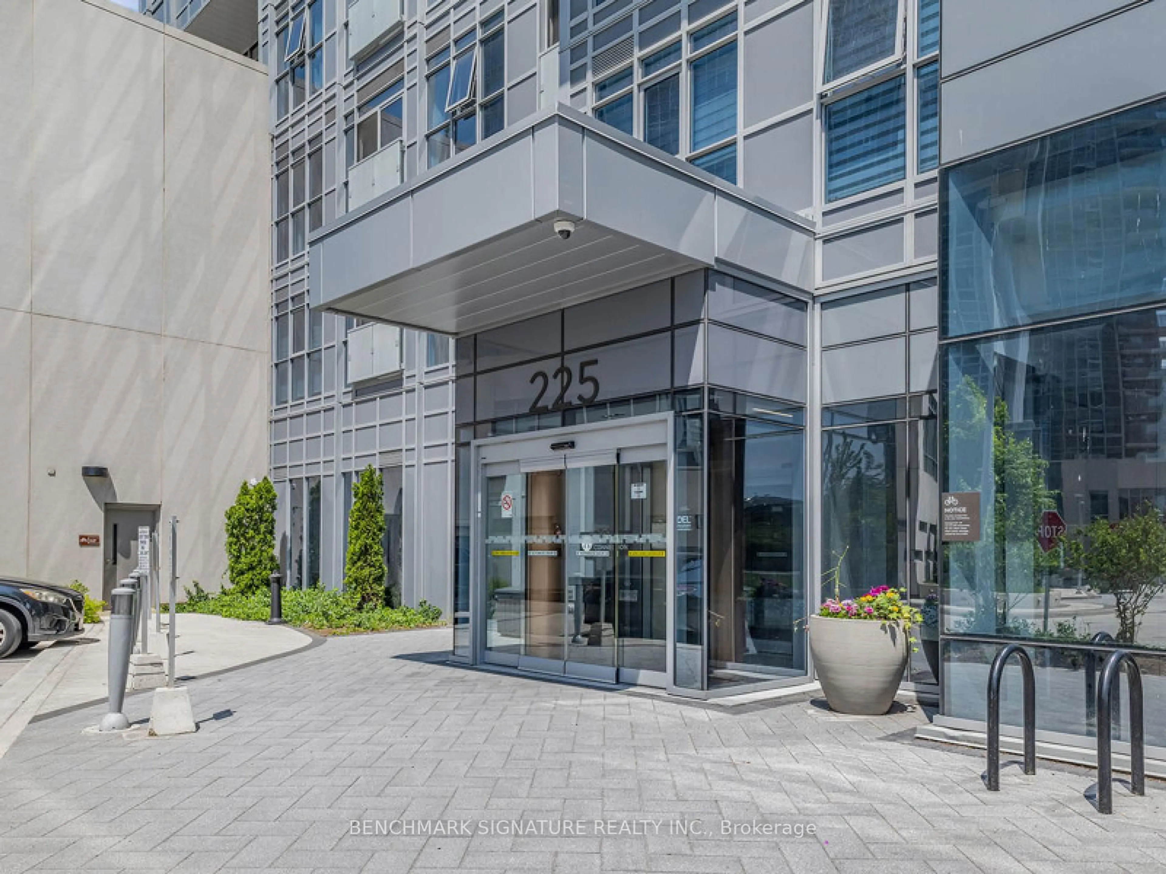Indoor foyer for 225 Village Green Sq #1904, Toronto Ontario M1S 0L7
