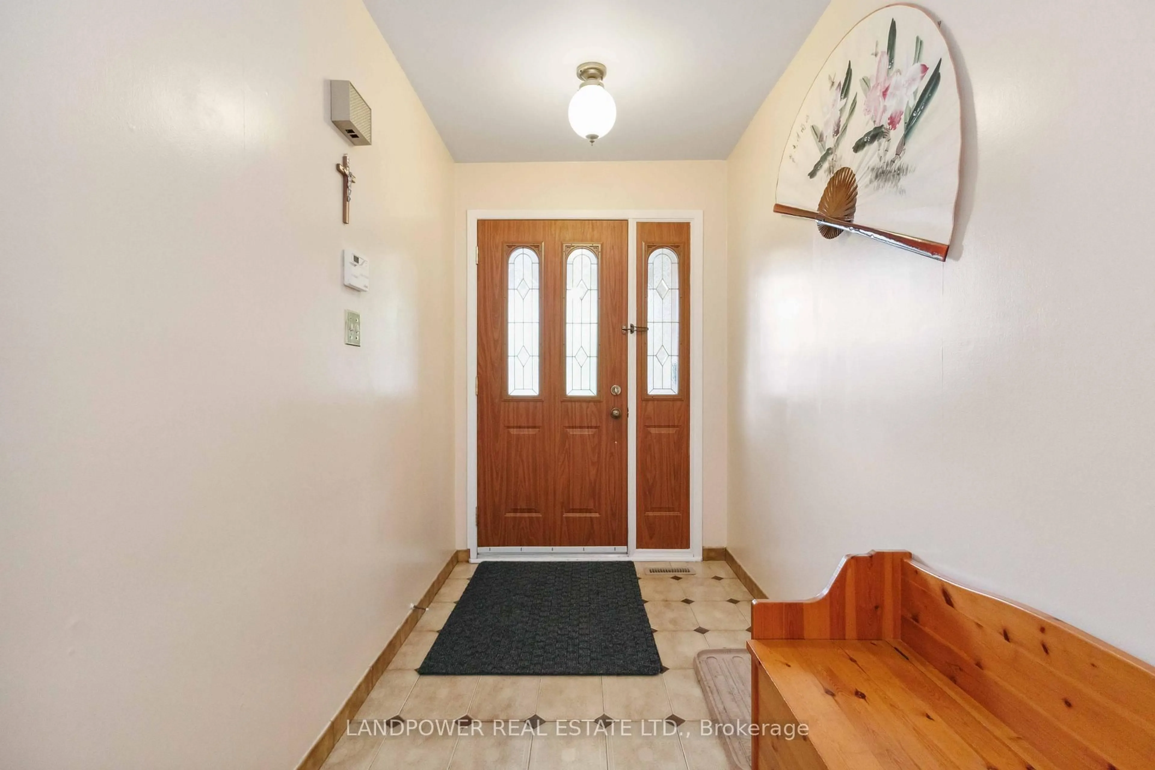 Indoor entryway for 851 Huntingwood Dr, Toronto Ontario M1T 3L7