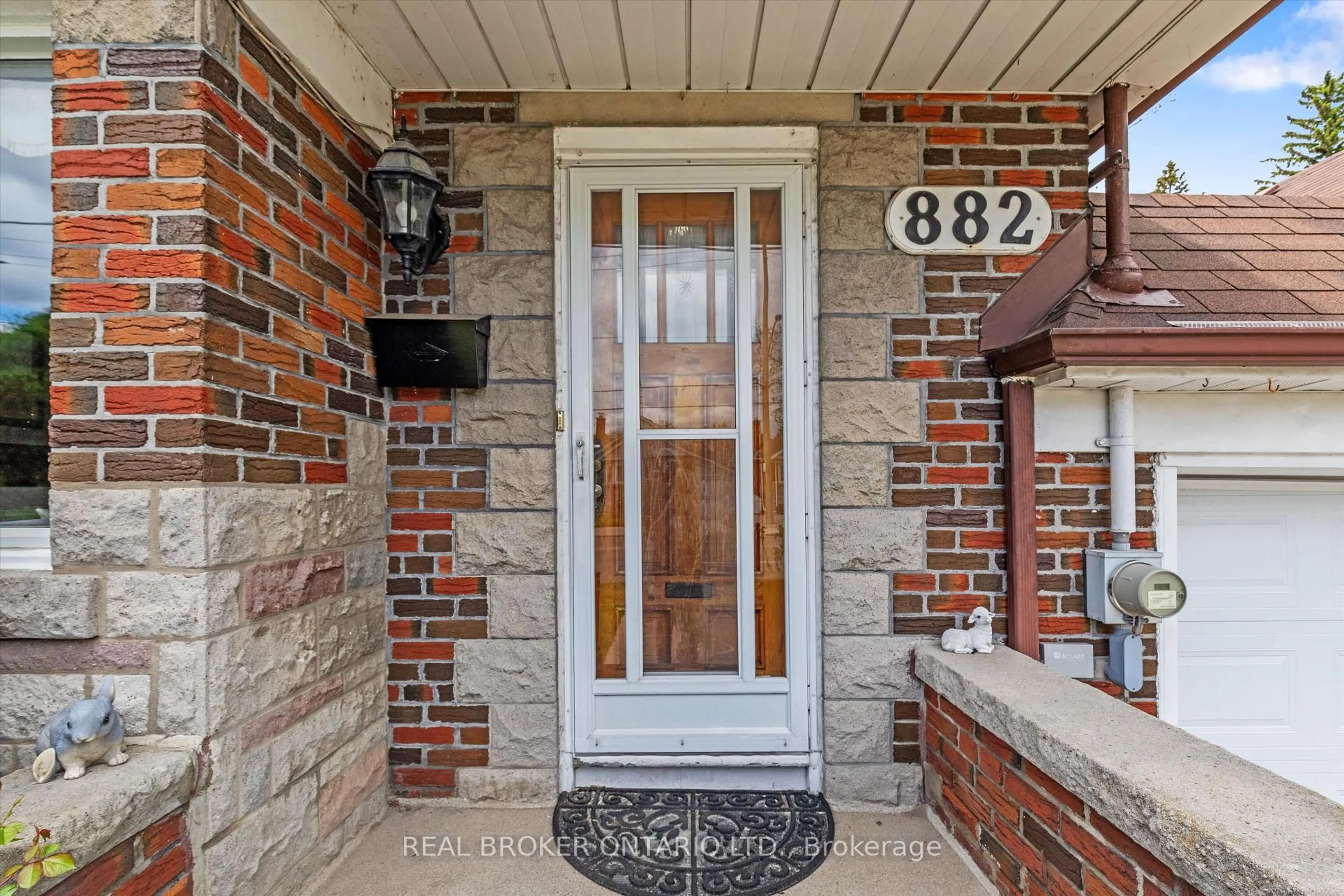 Indoor entryway for 882 Coxwell Ave, Toronto Ontario M4C 3G2