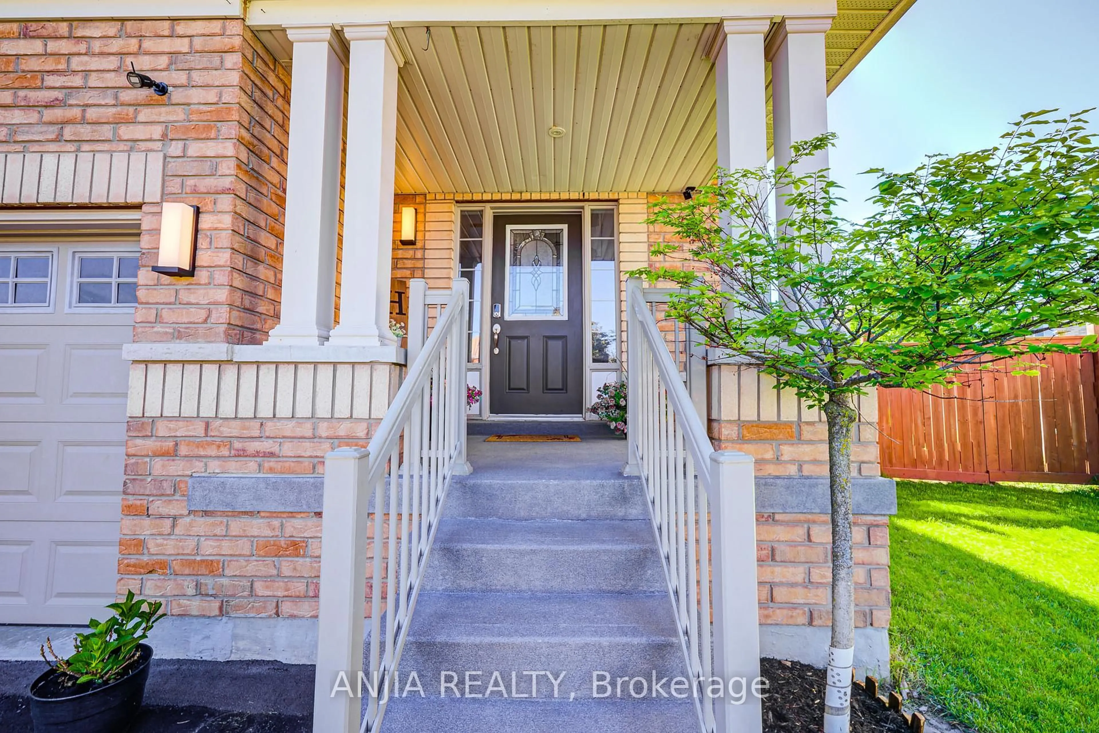 Indoor entryway for 63 Brownridge Pl, Whitby Ontario L1P 1W2