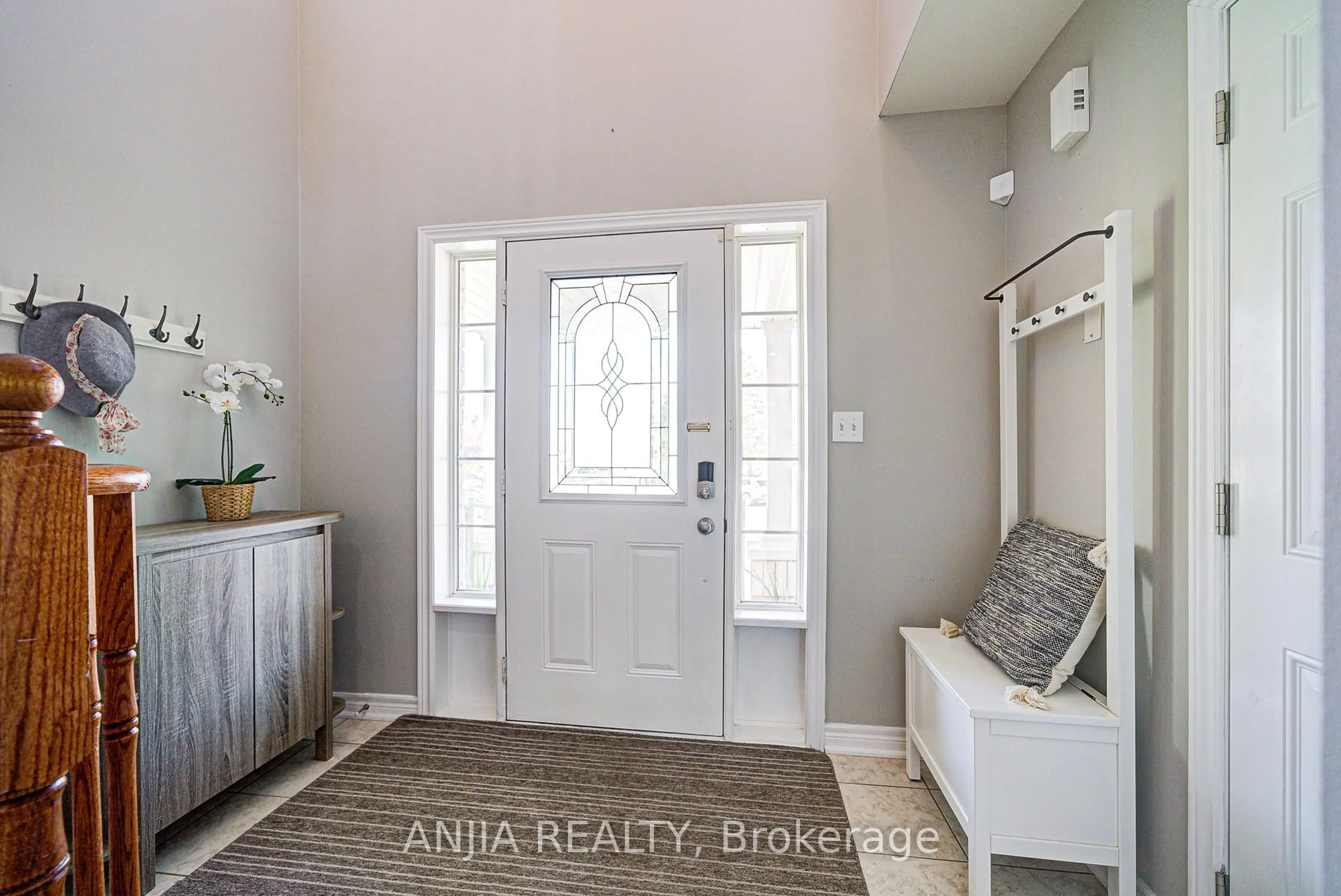 Indoor entryway for 63 Brownridge Pl, Whitby Ontario L1P 1W2