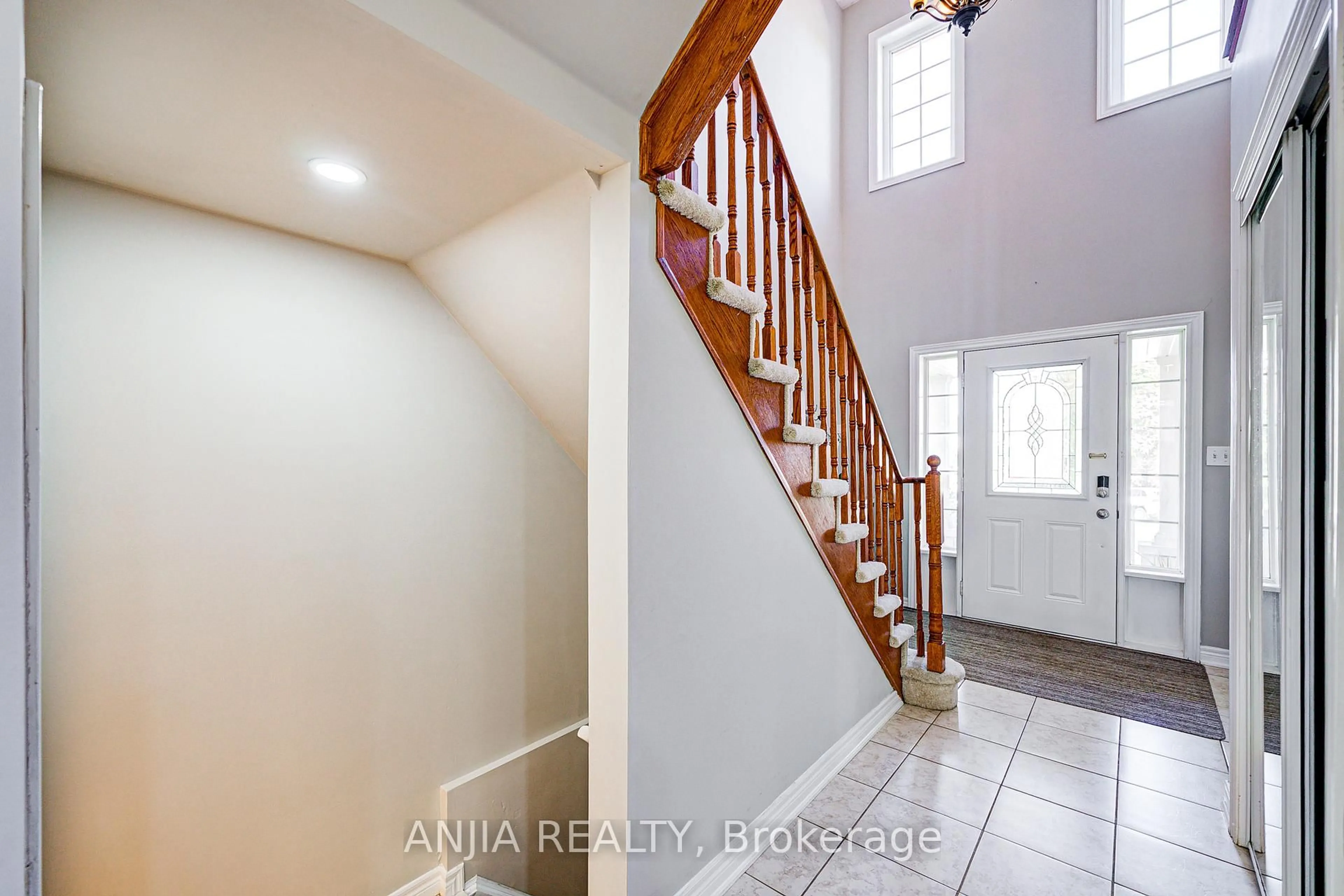 Indoor entryway for 63 Brownridge Pl, Whitby Ontario L1P 1W2