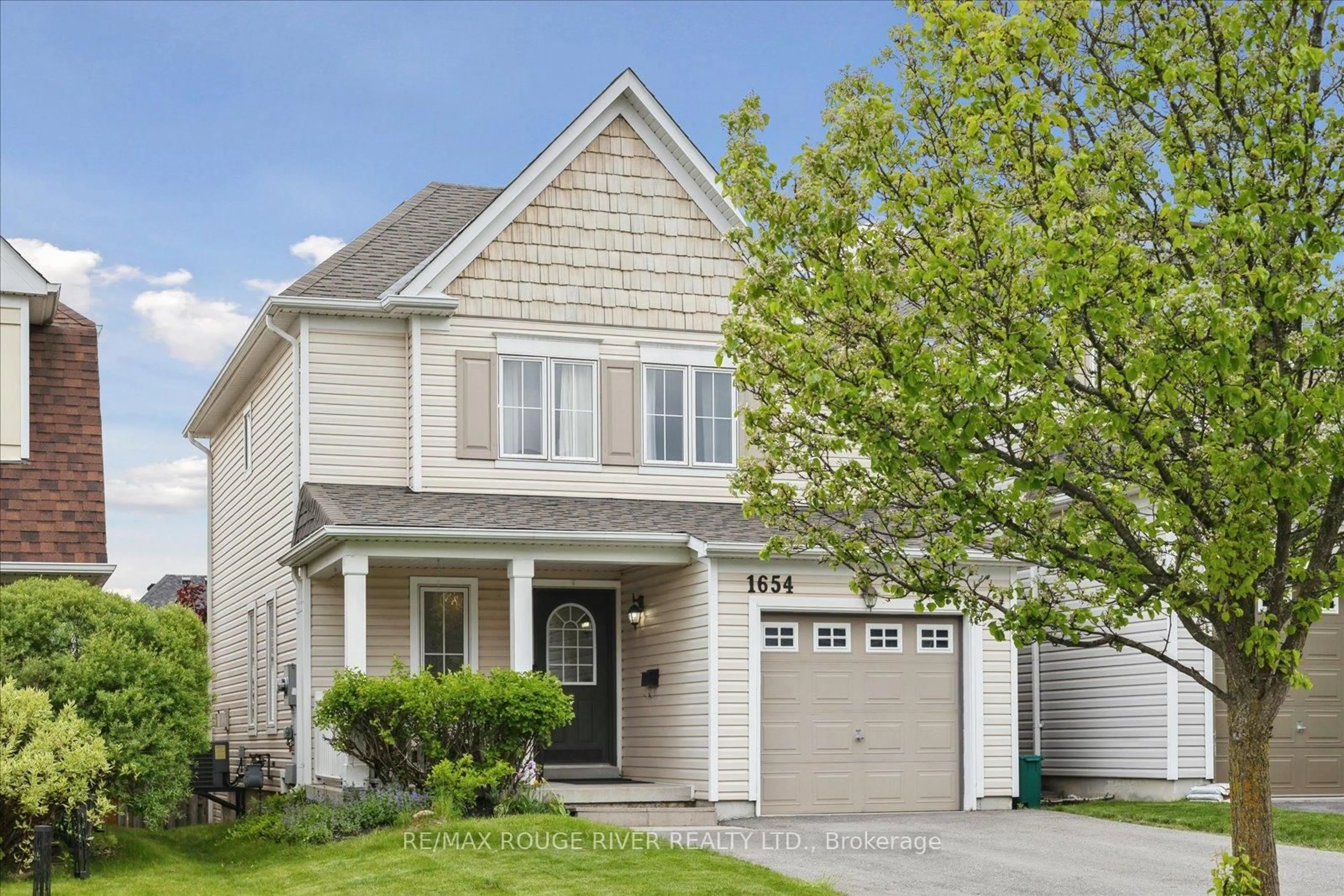 Home with vinyl exterior material, street for 1654 Yardley St, Oshawa Ontario L1K 0B3