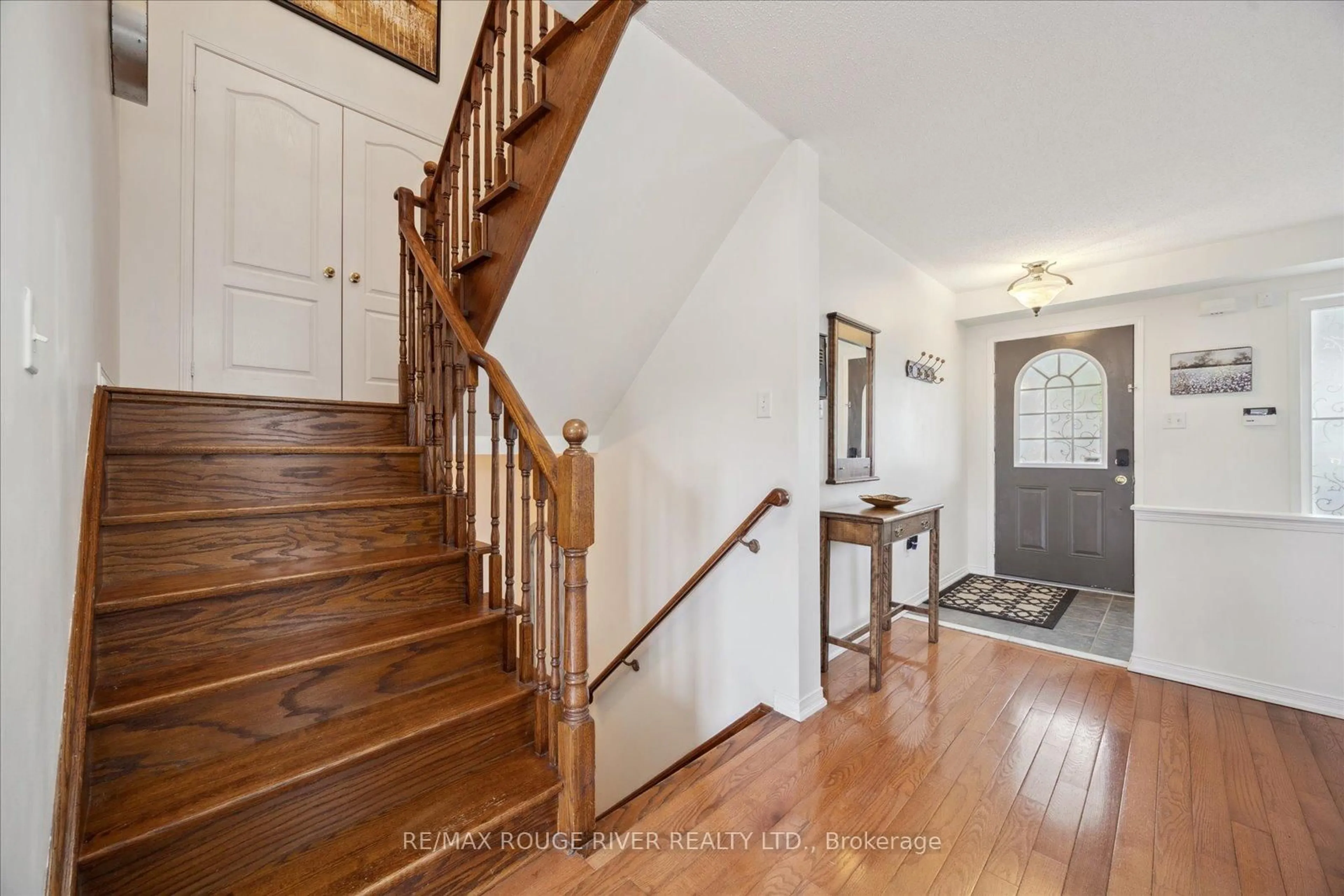 Indoor entryway for 1654 Yardley St, Oshawa Ontario L1K 0B3