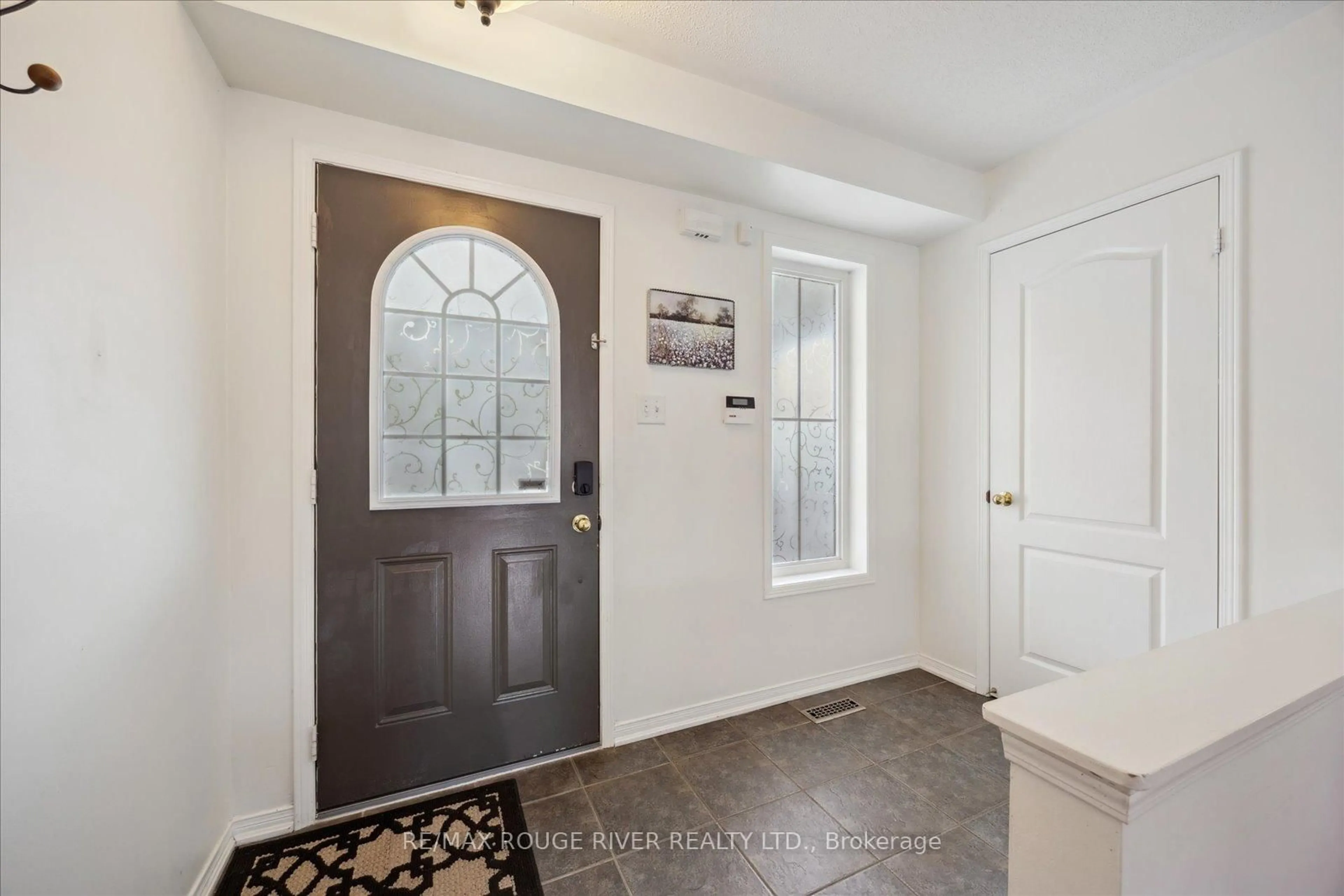 Indoor entryway for 1654 Yardley St, Oshawa Ontario L1K 0B3