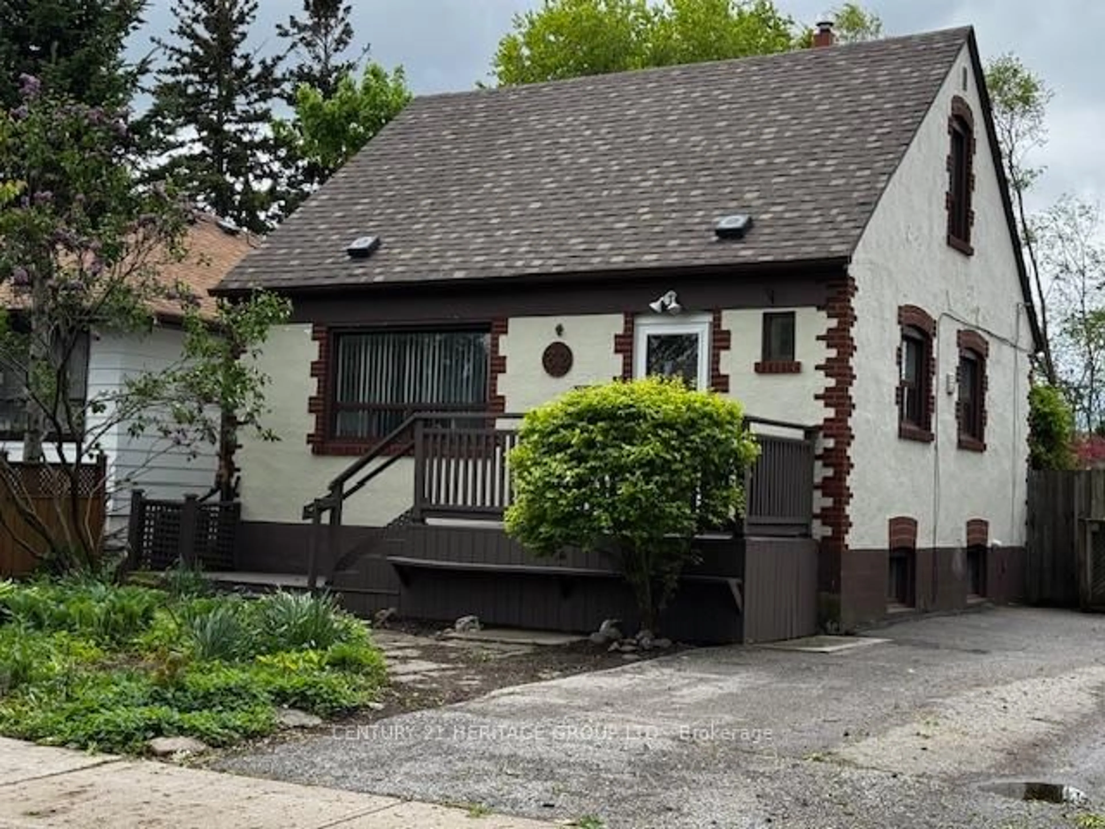 A pic from outside/outdoor area/front of a property/back of a property/a pic from drone, street for 32 Marsh Rd, Toronto Ontario M1K 1Y8
