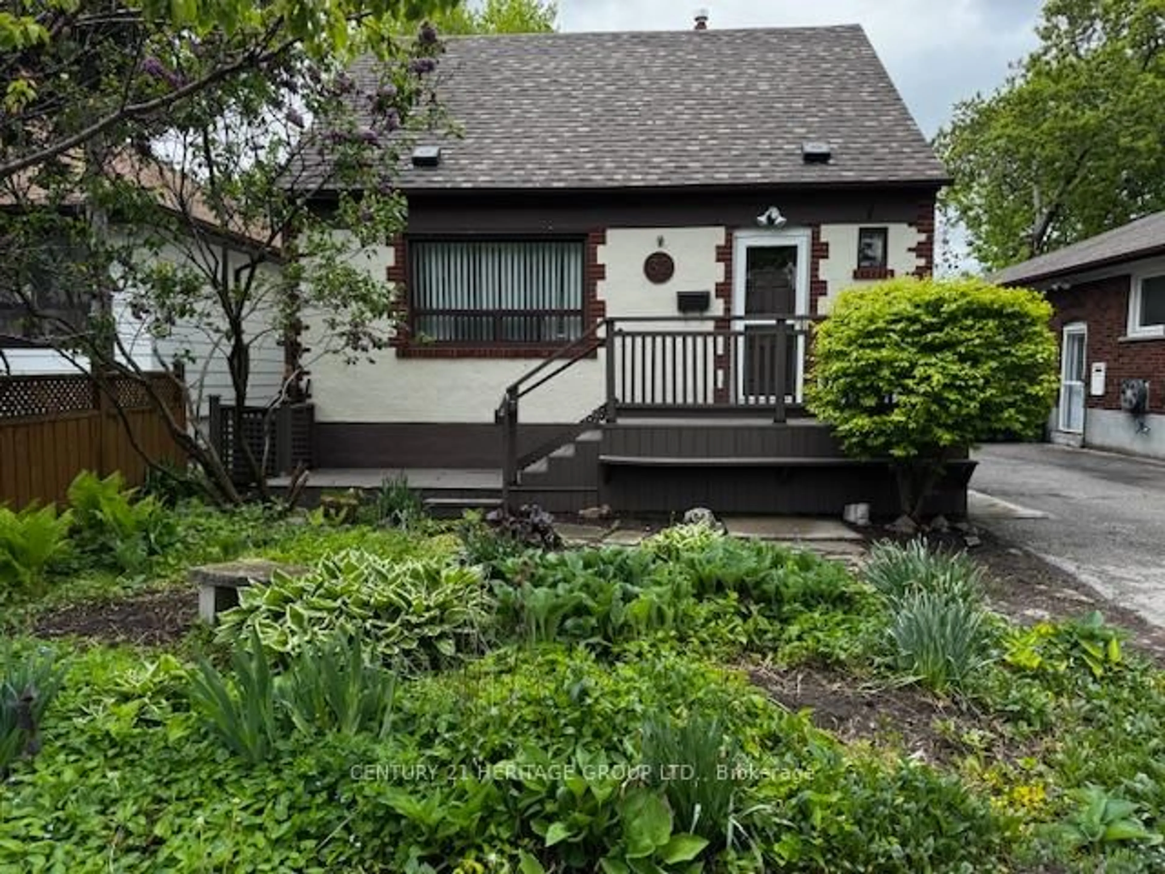 A pic from outside/outdoor area/front of a property/back of a property/a pic from drone, street for 32 Marsh Rd, Toronto Ontario M1K 1Y8