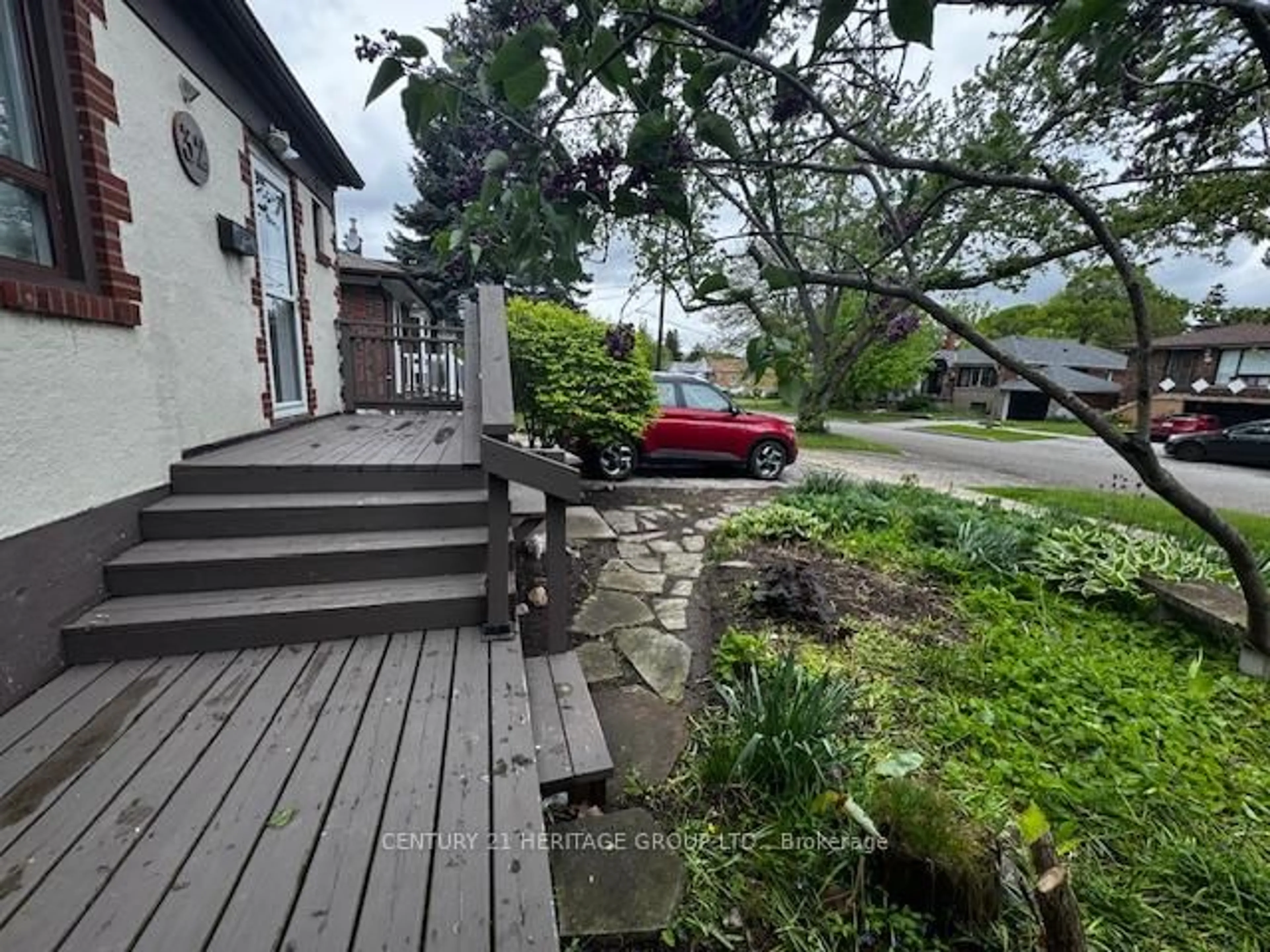 A pic from outside/outdoor area/front of a property/back of a property/a pic from drone, street for 32 Marsh Rd, Toronto Ontario M1K 1Y8