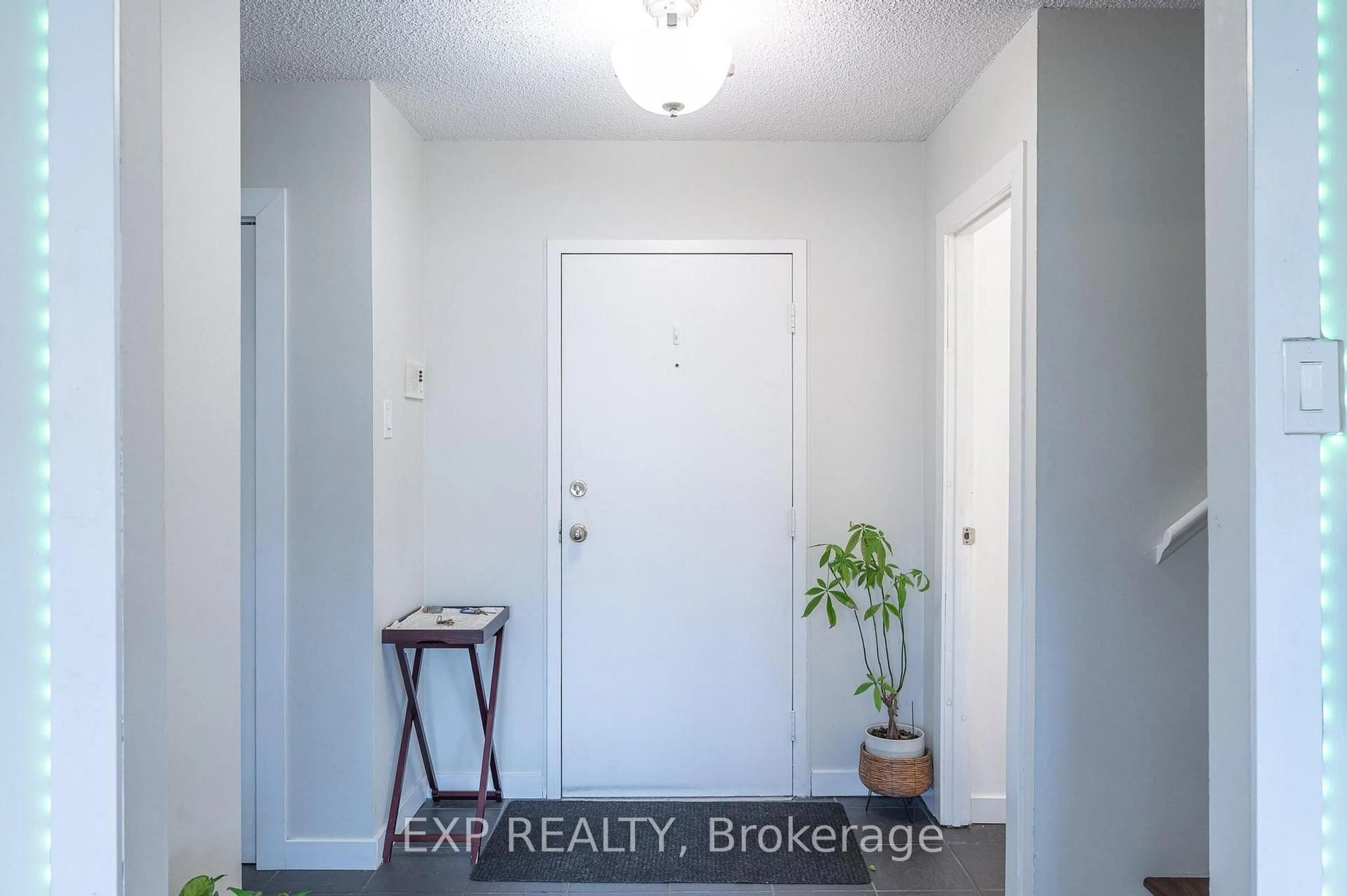 Indoor entryway for 580 Mary St #214, Whitby Ontario L1N 2R3