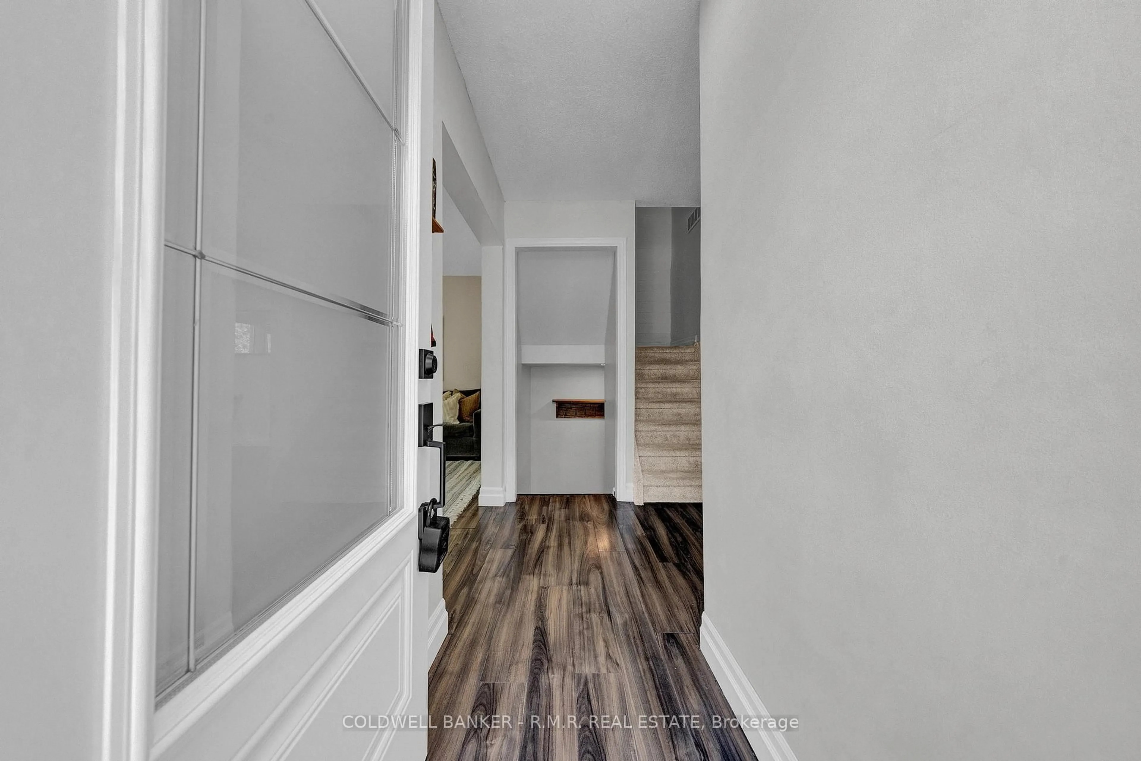 Indoor entryway for 486 Neptune Crt, Oshawa Ontario L1J 6E1