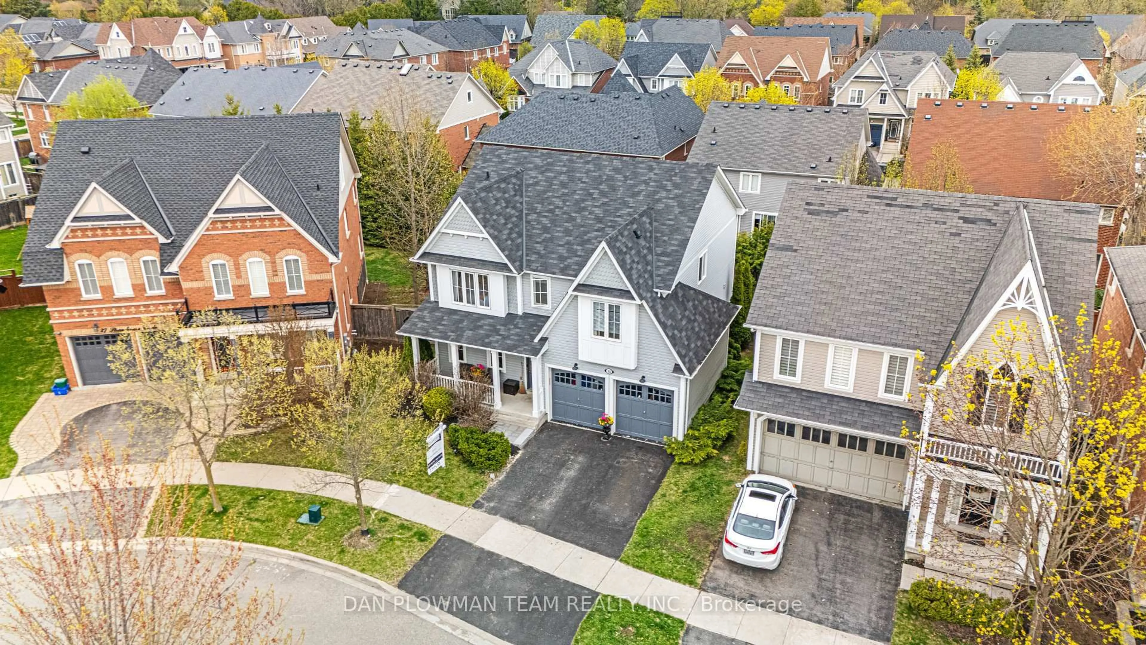 A pic from outside/outdoor area/front of a property/back of a property/a pic from drone, street for 25 Strandmore Circ, Whitby Ontario L1M 0C1
