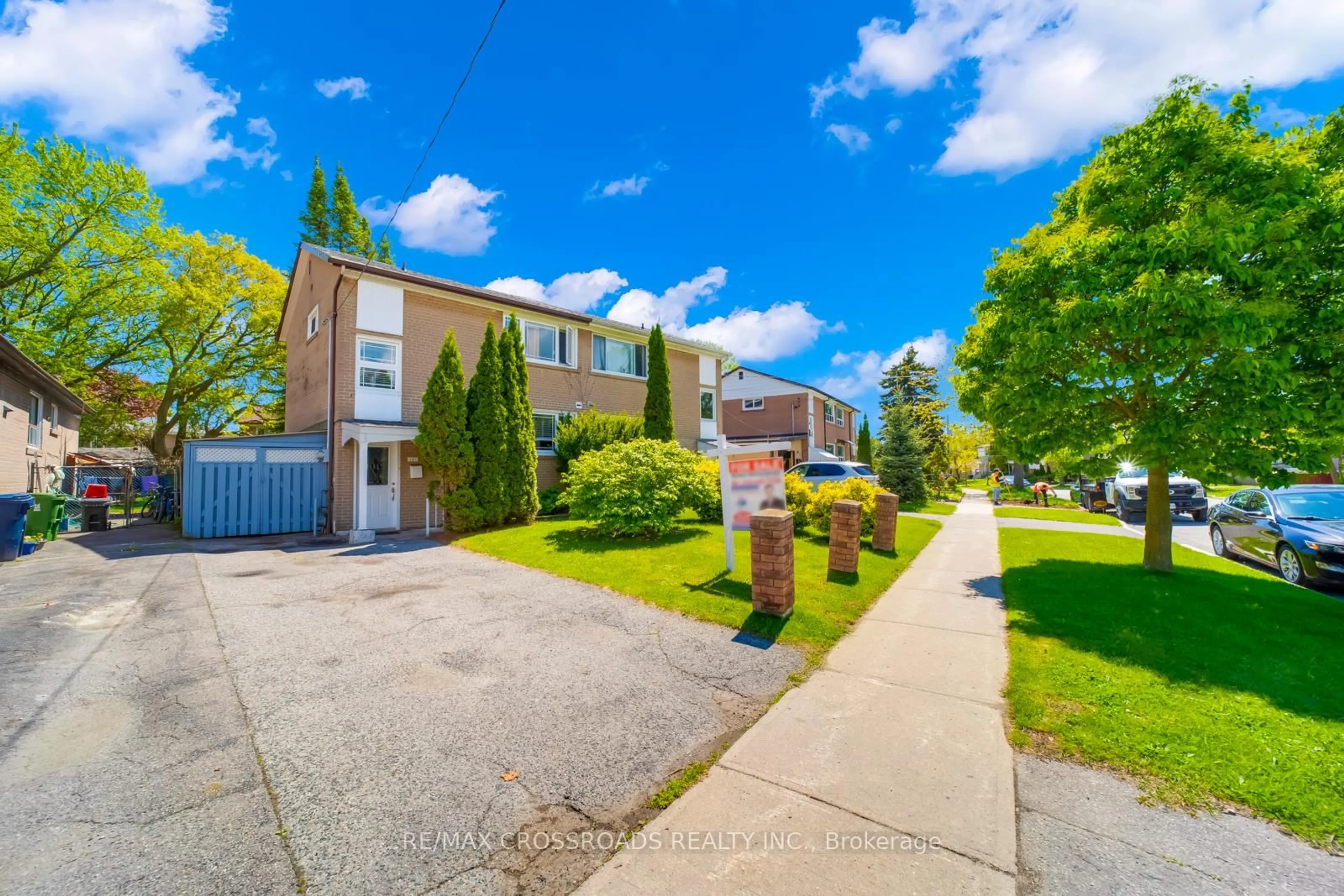 A pic from outside/outdoor area/front of a property/back of a property/a pic from drone, street for 127 Celeste Dr, Toronto Ontario M1E 2V6