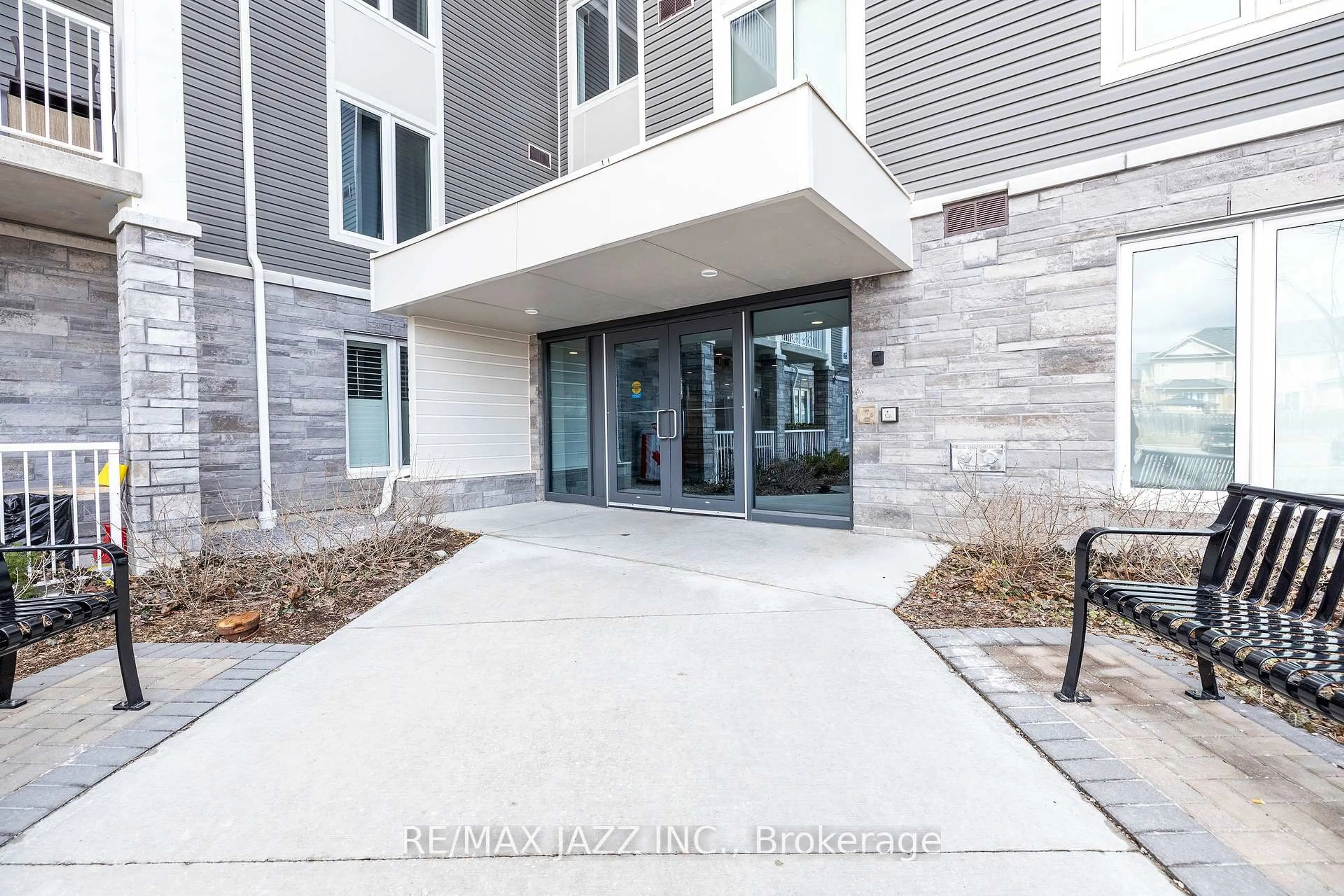 Indoor foyer for 290 Liberty St #103, Clarington Ontario L1C 0H3