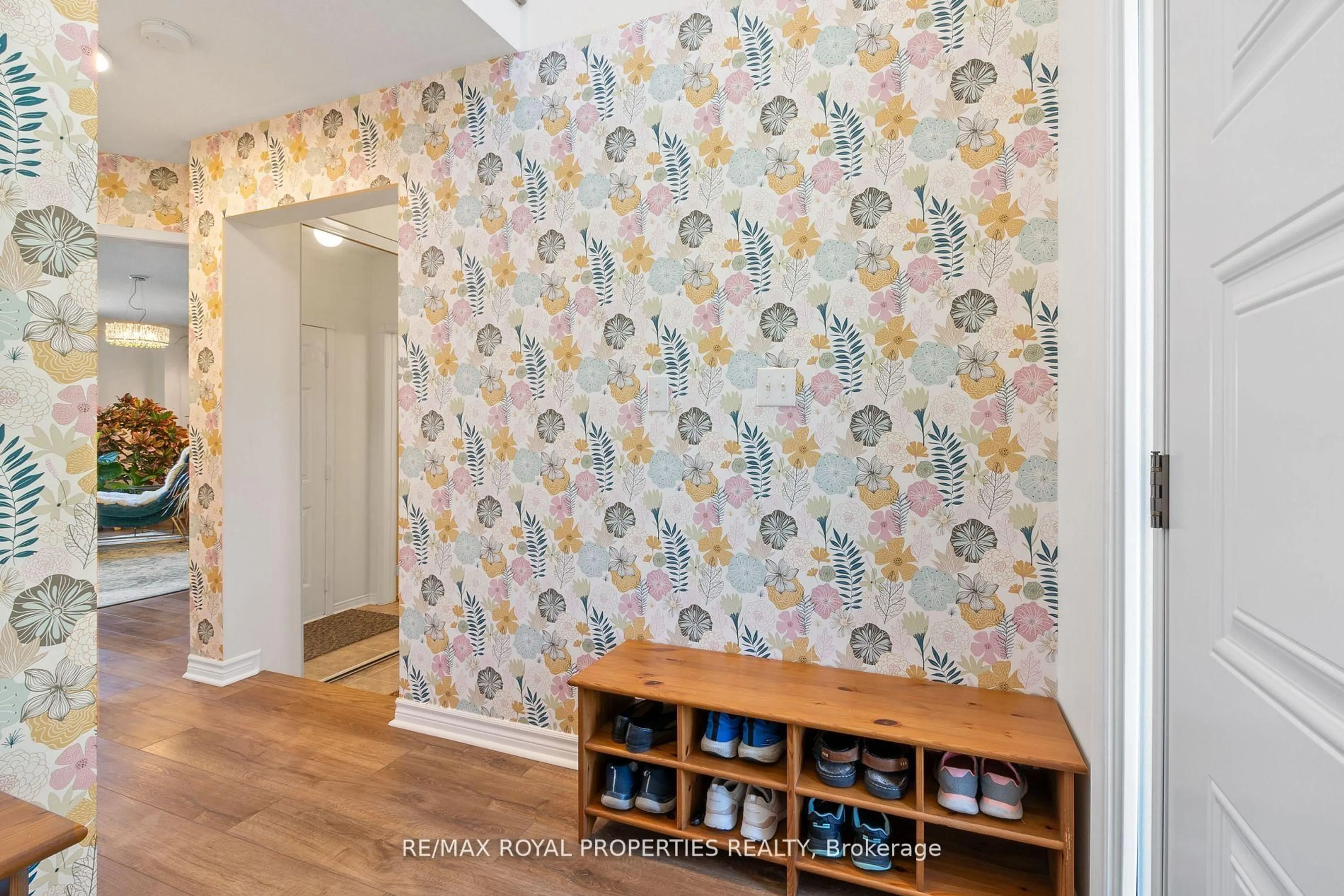 Indoor entryway for 1308 Ashgrove Cres, Oshawa Ontario L1K 3A6
