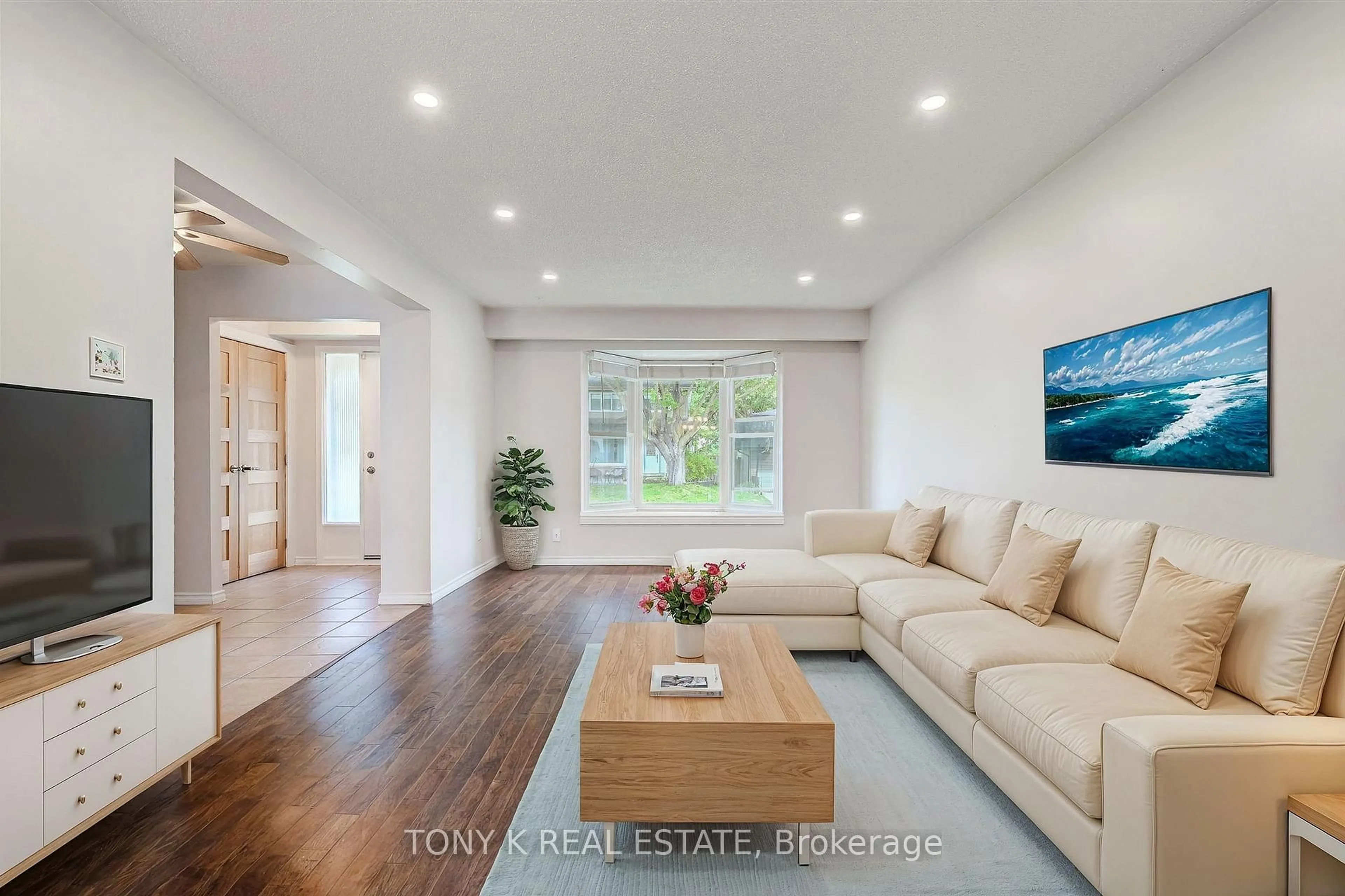 Living room with furniture, wood/laminate floor for 6 Mozart Crt, Whitby Ontario L1N 5N5