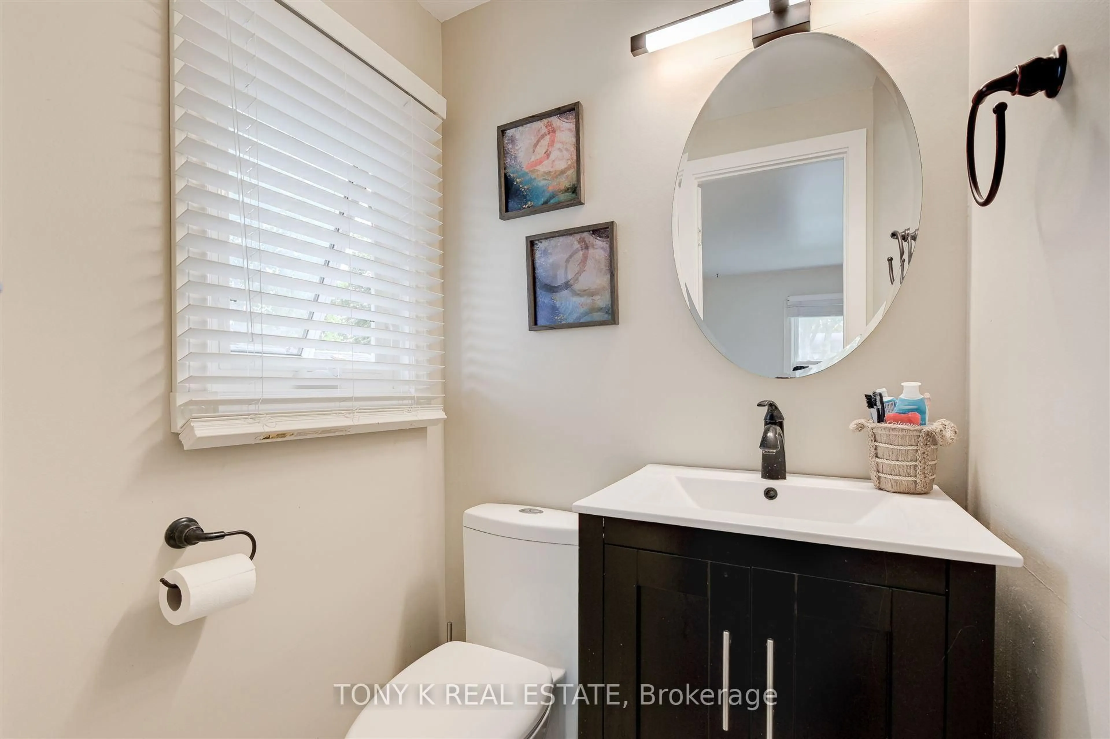 Standard bathroom, ceramic/tile floor for 6 Mozart Crt, Whitby Ontario L1N 5N5