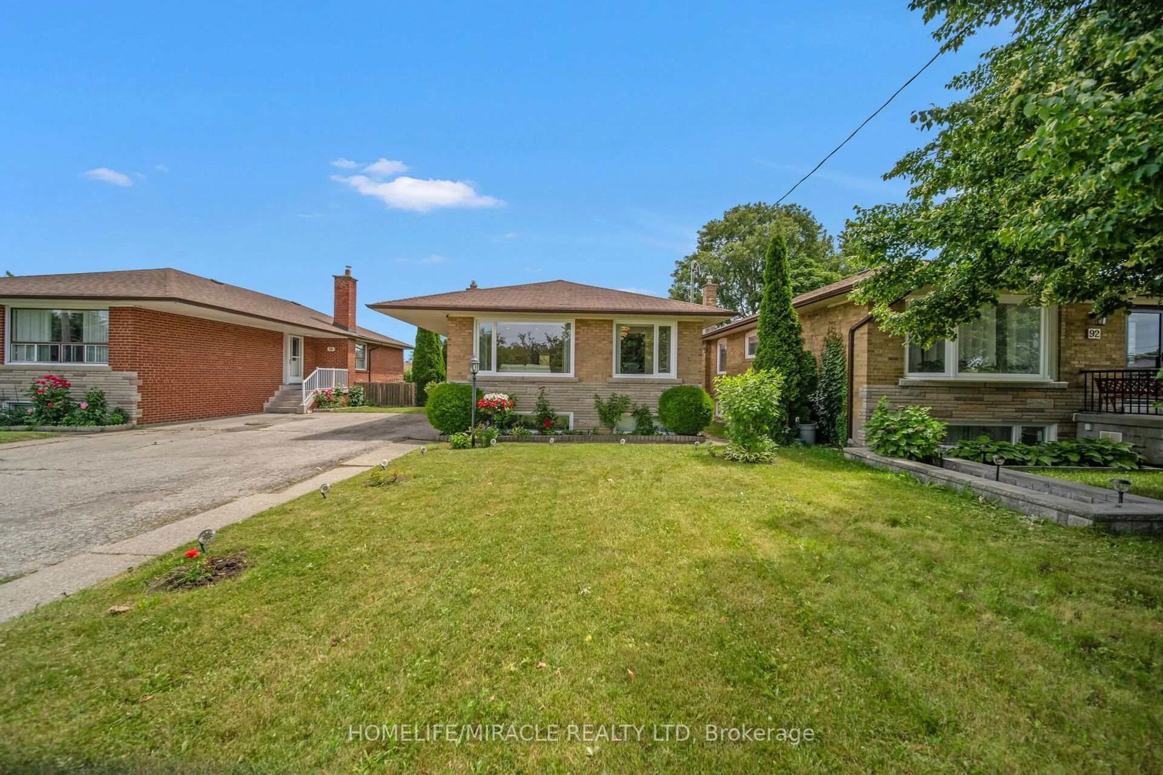 A pic from outside/outdoor area/front of a property/back of a property/a pic from drone, street for 90 Deanvar Ave, Toronto Ontario M1R 2N3