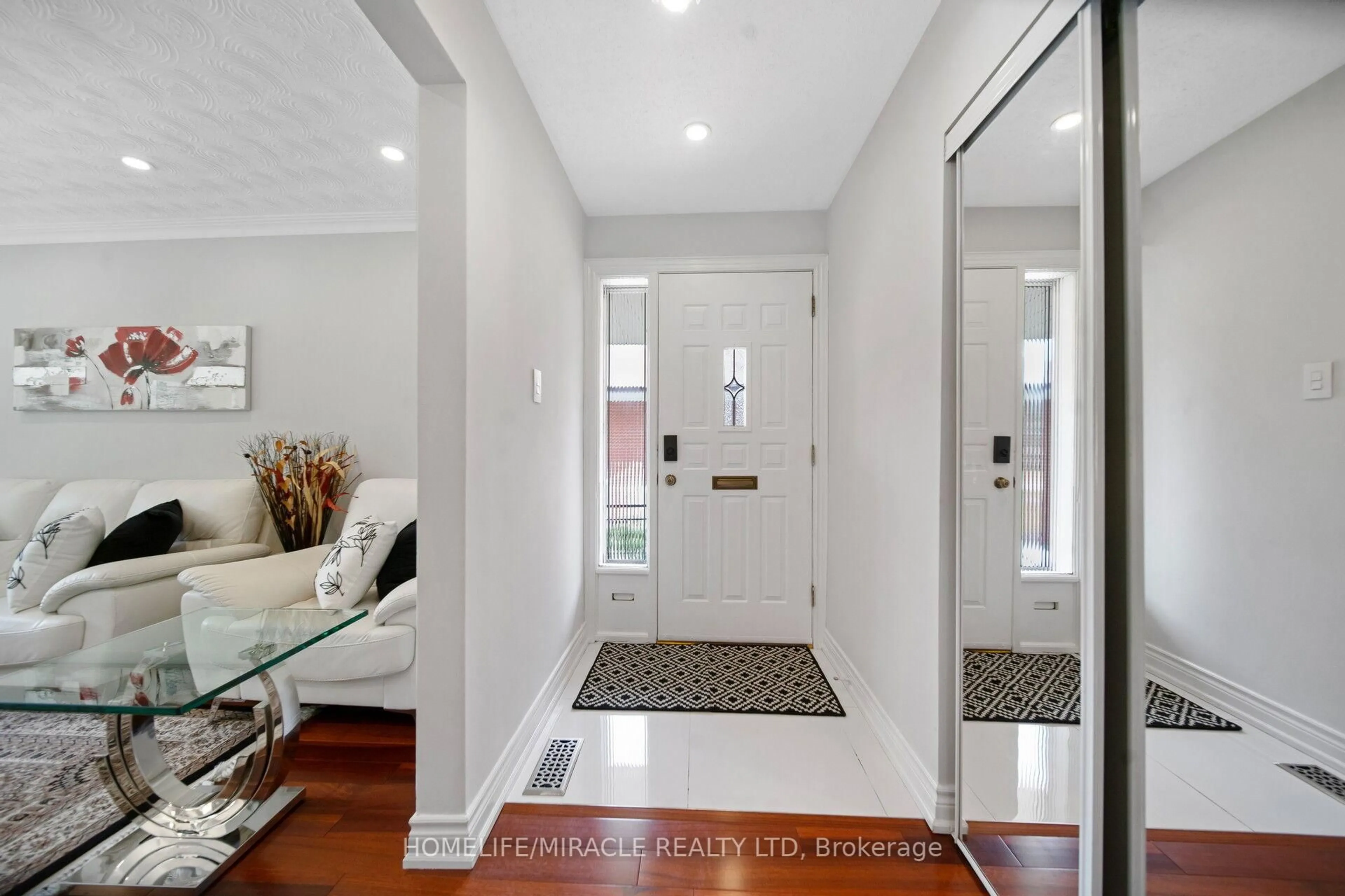 Indoor entryway for 90 Deanvar Ave, Toronto Ontario M1R 2N3