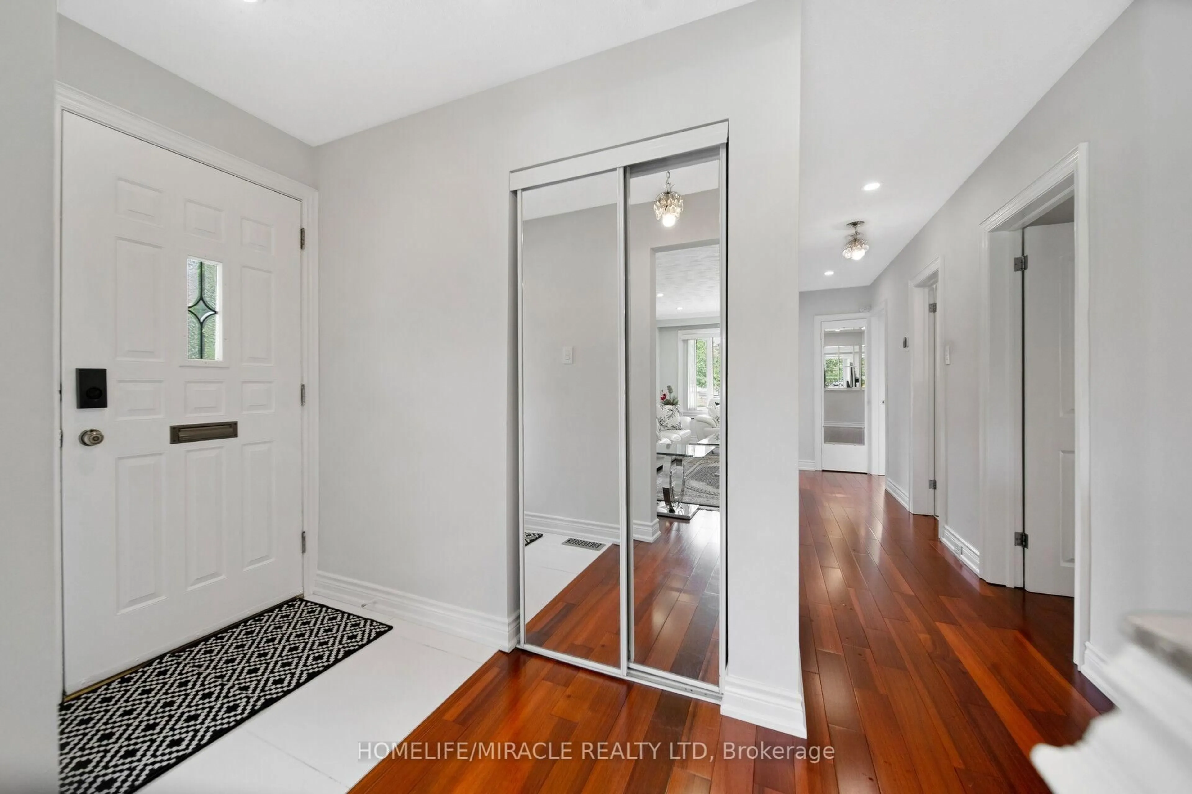 Indoor entryway for 90 Deanvar Ave, Toronto Ontario M1R 2N3