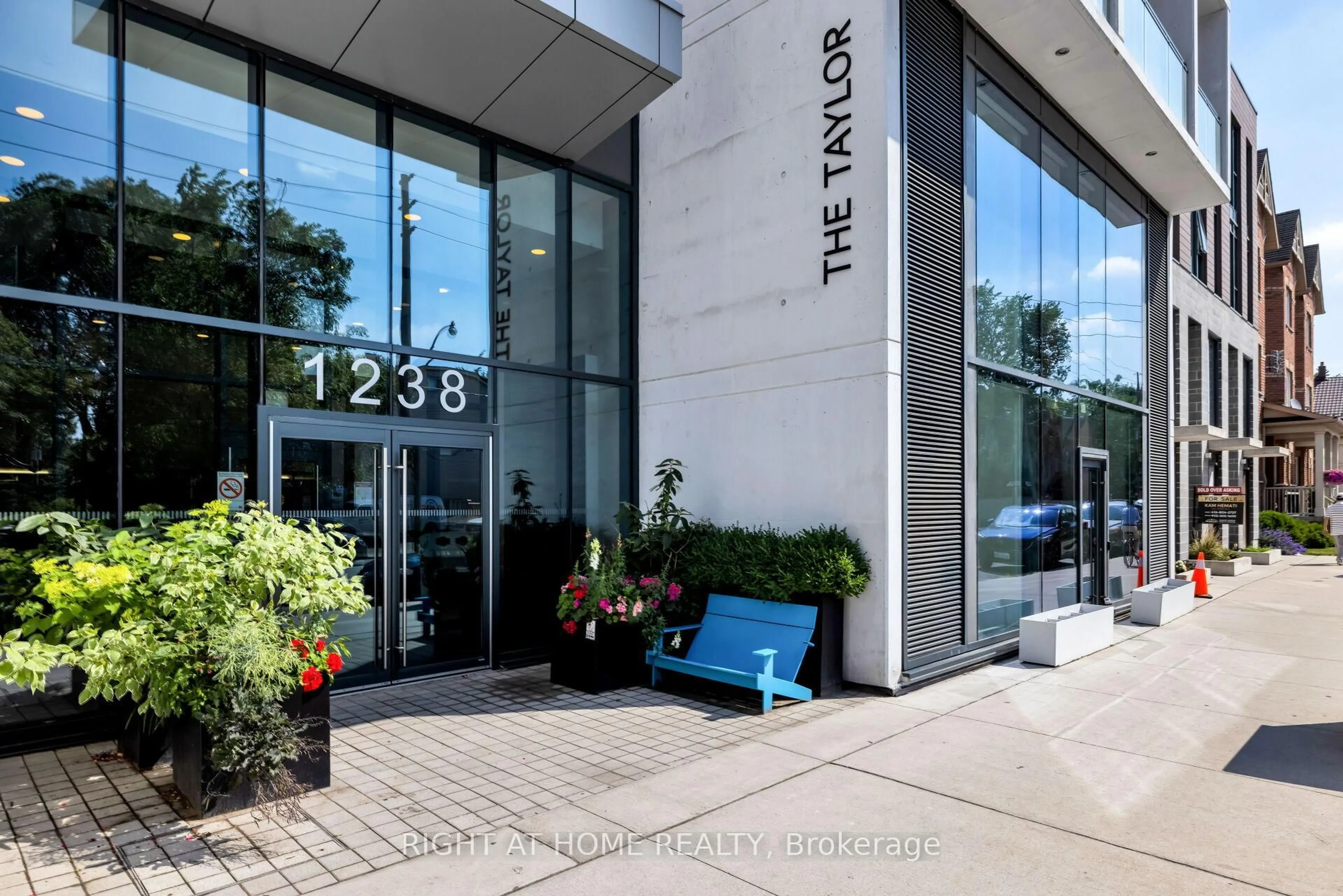 Indoor foyer for 1238 Dundas St #307, Toronto Ontario M4M 0C5
