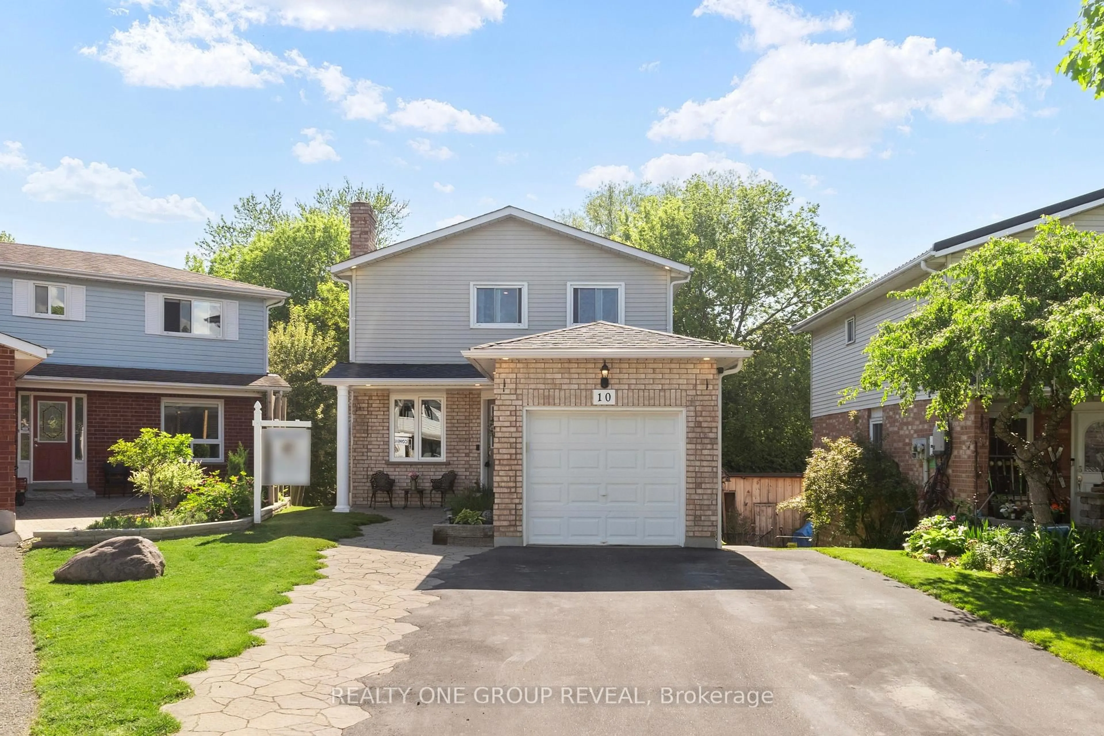 Home with brick exterior material, street for 10 Sylvia Crt, Clarington Ontario L1B 1J4