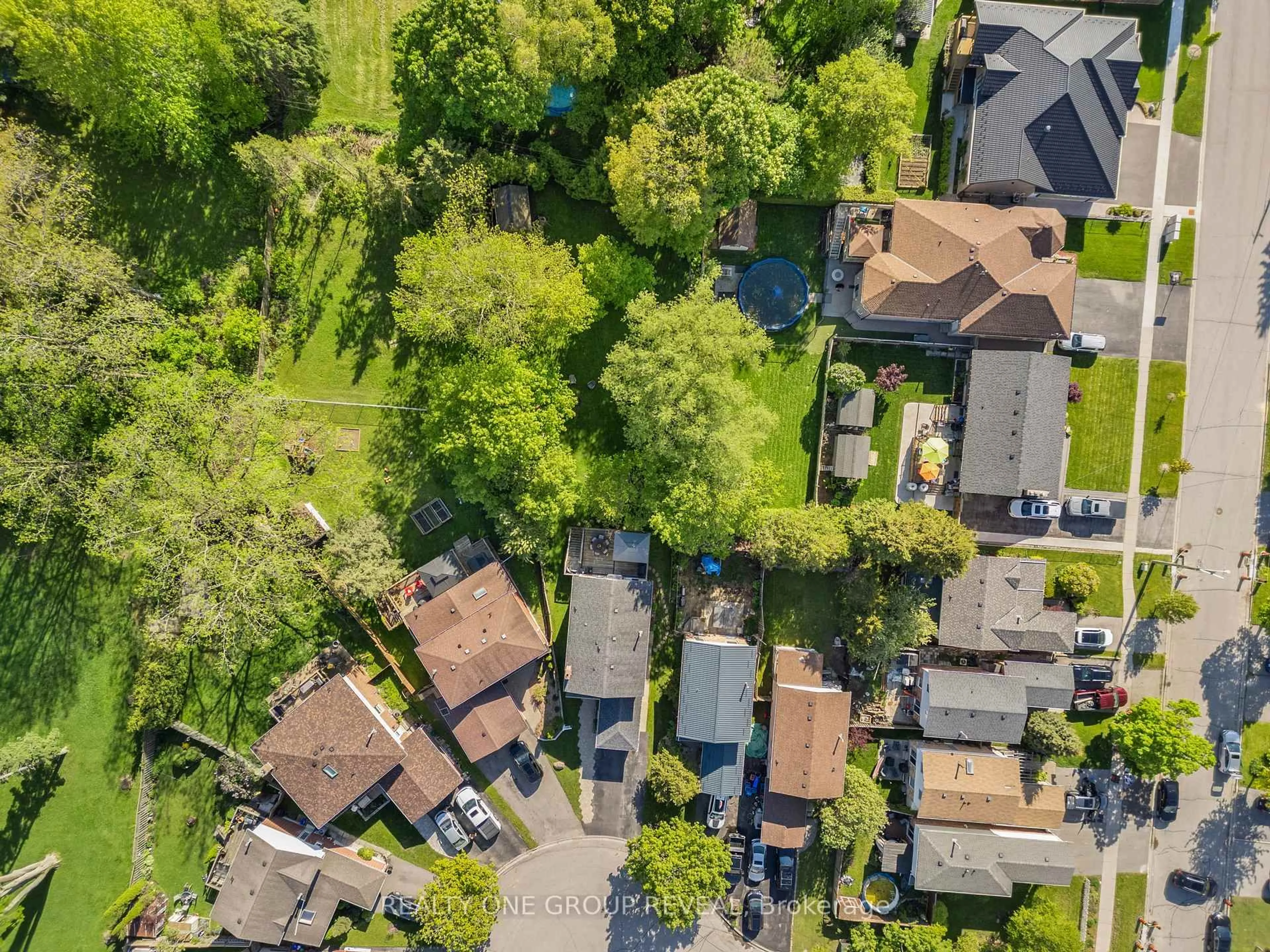 A pic from outside/outdoor area/front of a property/back of a property/a pic from drone, street for 10 Sylvia Crt, Clarington Ontario L1B 1J4