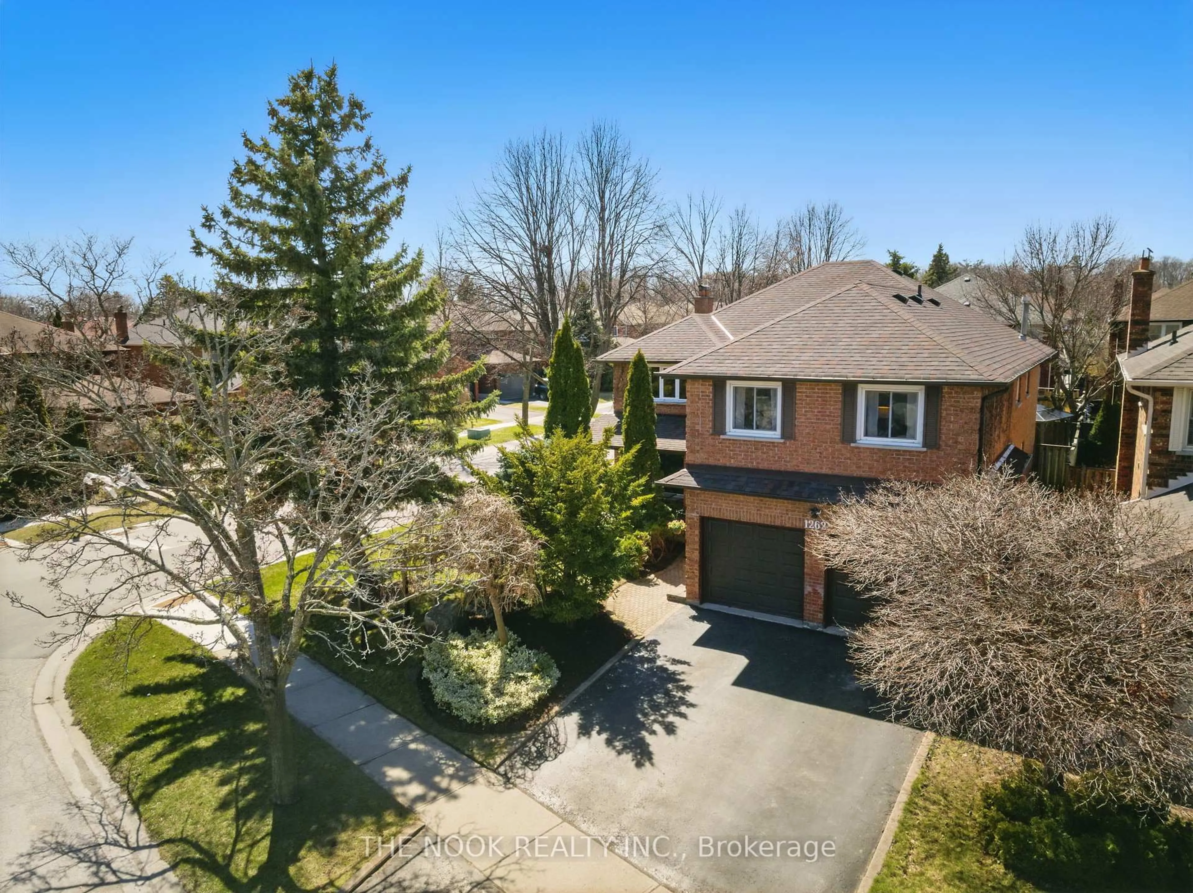 A pic from outside/outdoor area/front of a property/back of a property/a pic from drone, street for 1262 Fawndale Rd, Pickering Ontario L1V 4N3