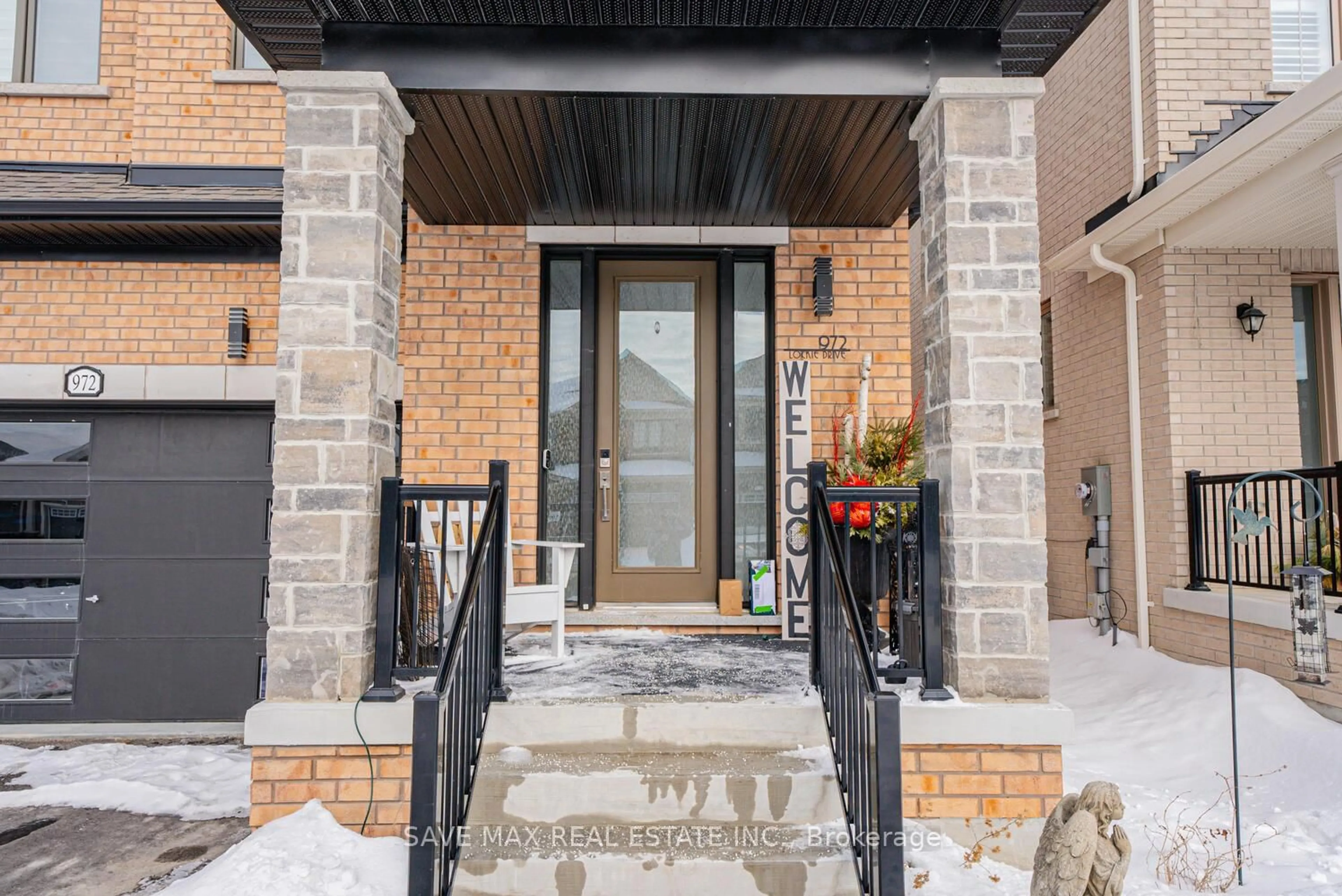 Indoor entryway for 972 Lockie Dr, Oshawa Ontario L1L 0S2