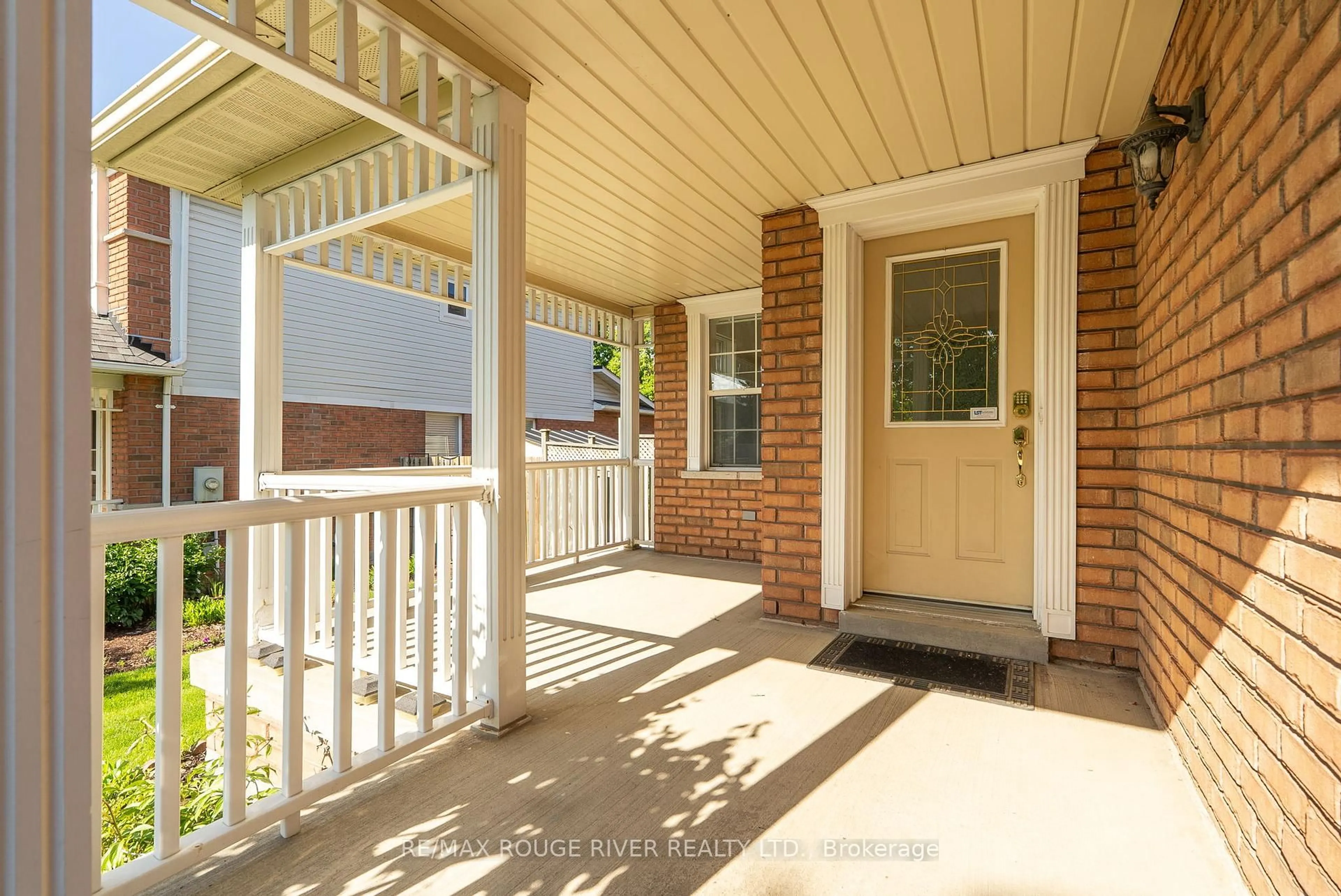 Indoor entryway for 104 Willowbrook Dr, Whitby Ontario L1R 2S8