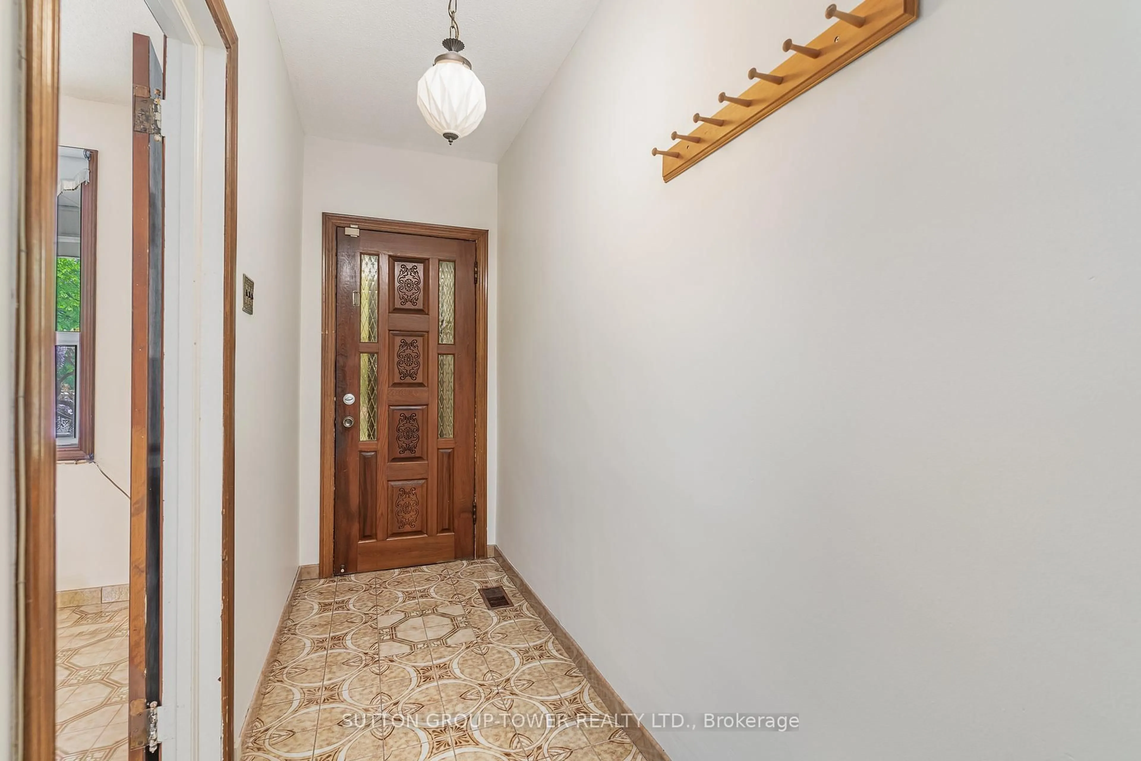 Indoor foyer for 50 East Lynn Ave, Toronto Ontario M4C 3X2