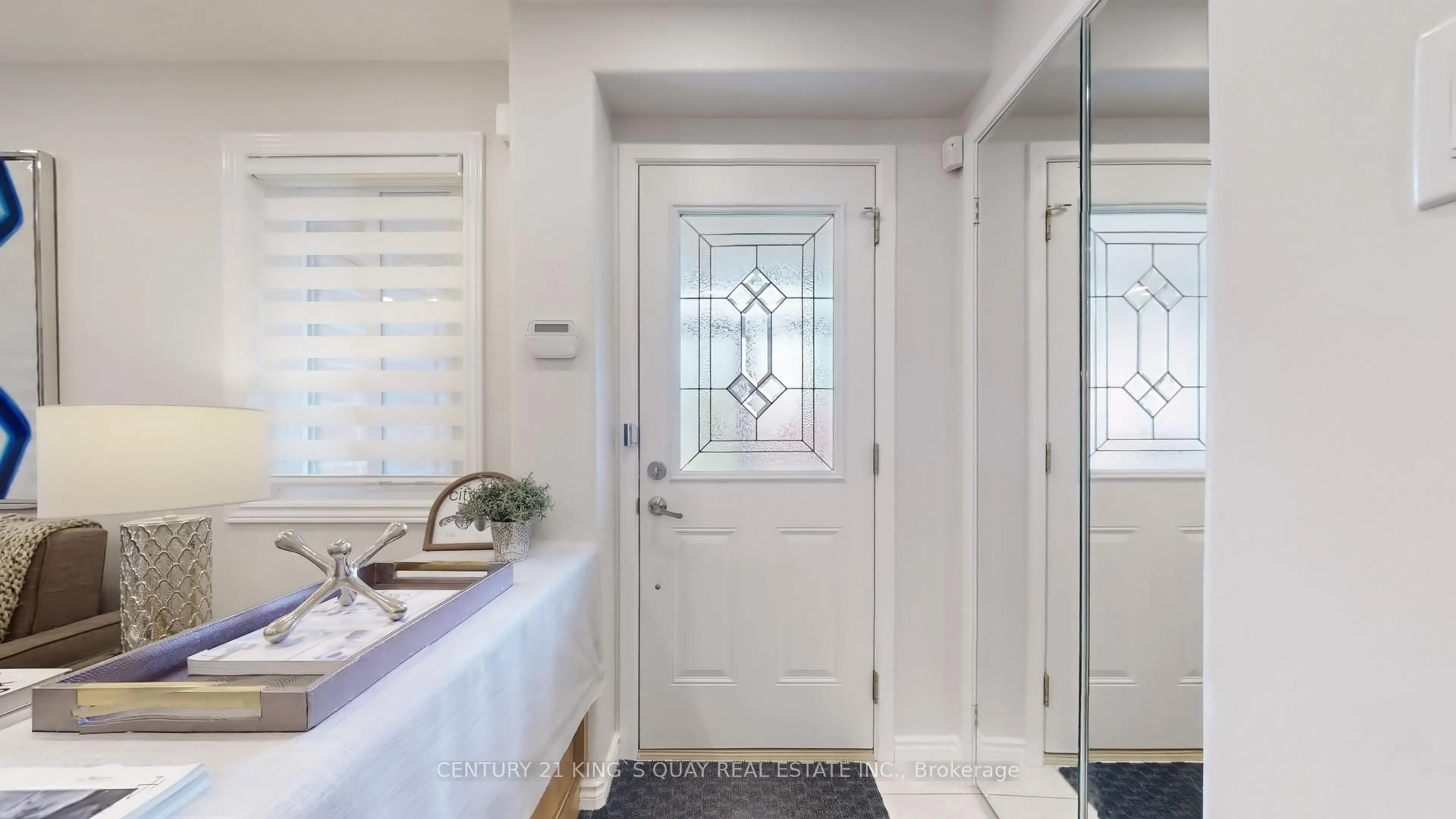 Indoor entryway for 65 Oakhaven Dr, Toronto Ontario M1V 1X8