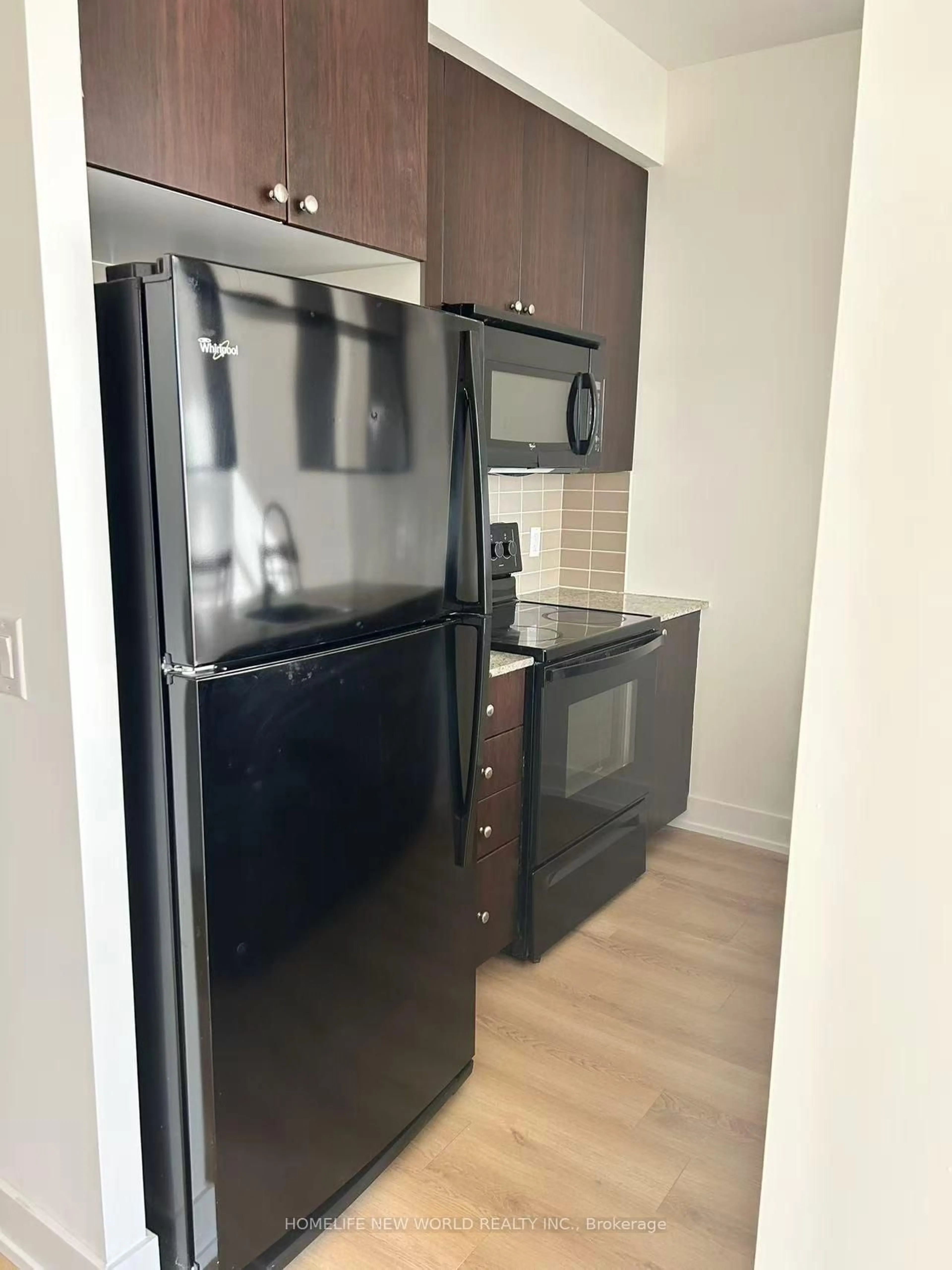 Standard kitchen, wood/laminate floor for 151 Village Green Sq N/A #Ph06, Toronto Ontario M1S 0K5