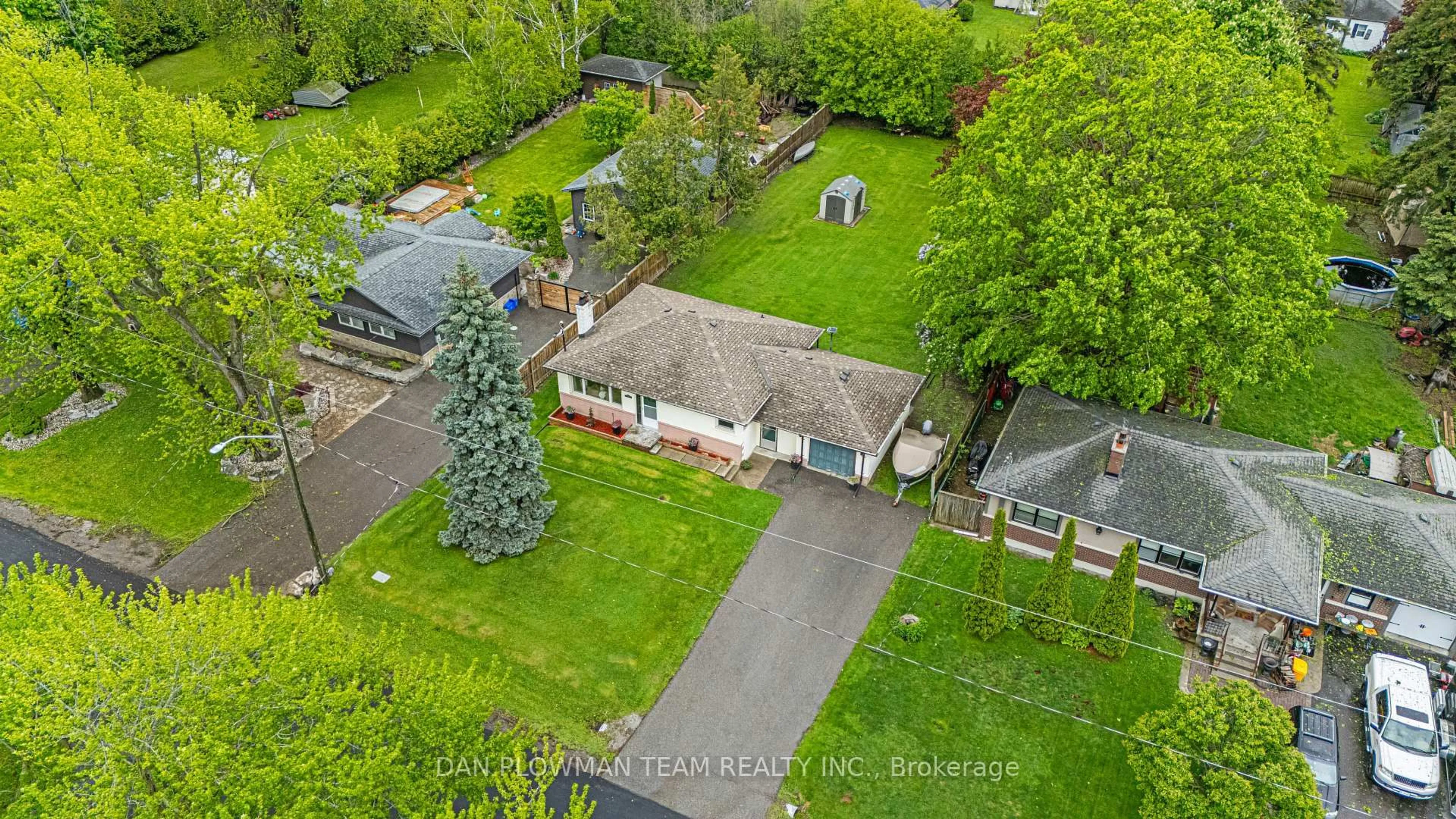 A pic from outside/outdoor area/front of a property/back of a property/a pic from drone, street for 19 Churchill Ave, Whitby Ontario L1P 1K6