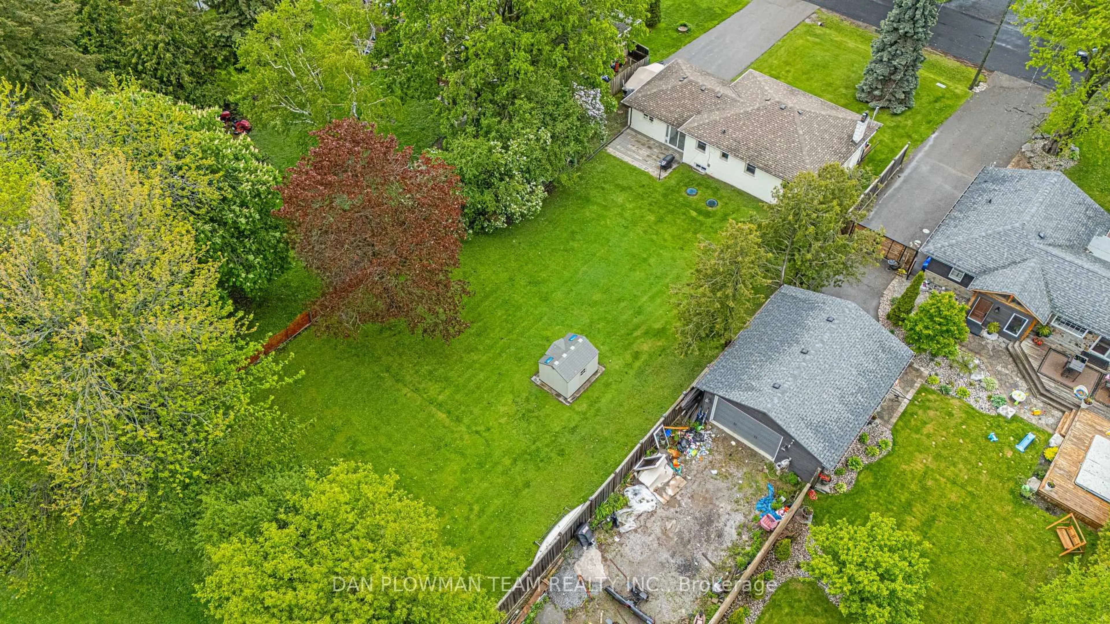 A pic from outside/outdoor area/front of a property/back of a property/a pic from drone, street for 19 Churchill Ave, Whitby Ontario L1P 1K6