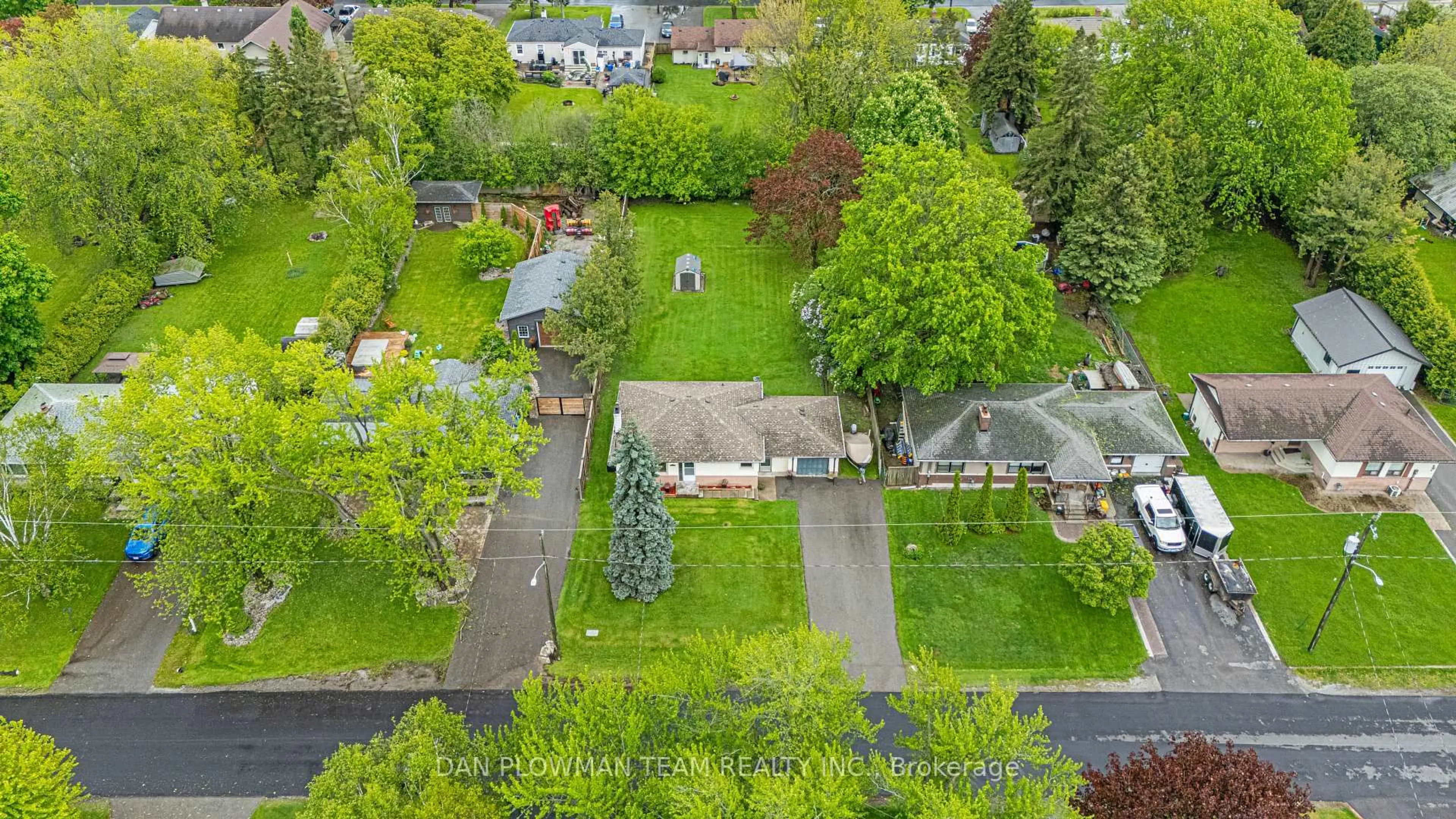 A pic from outside/outdoor area/front of a property/back of a property/a pic from drone, street for 19 Churchill Ave, Whitby Ontario L1P 1K6