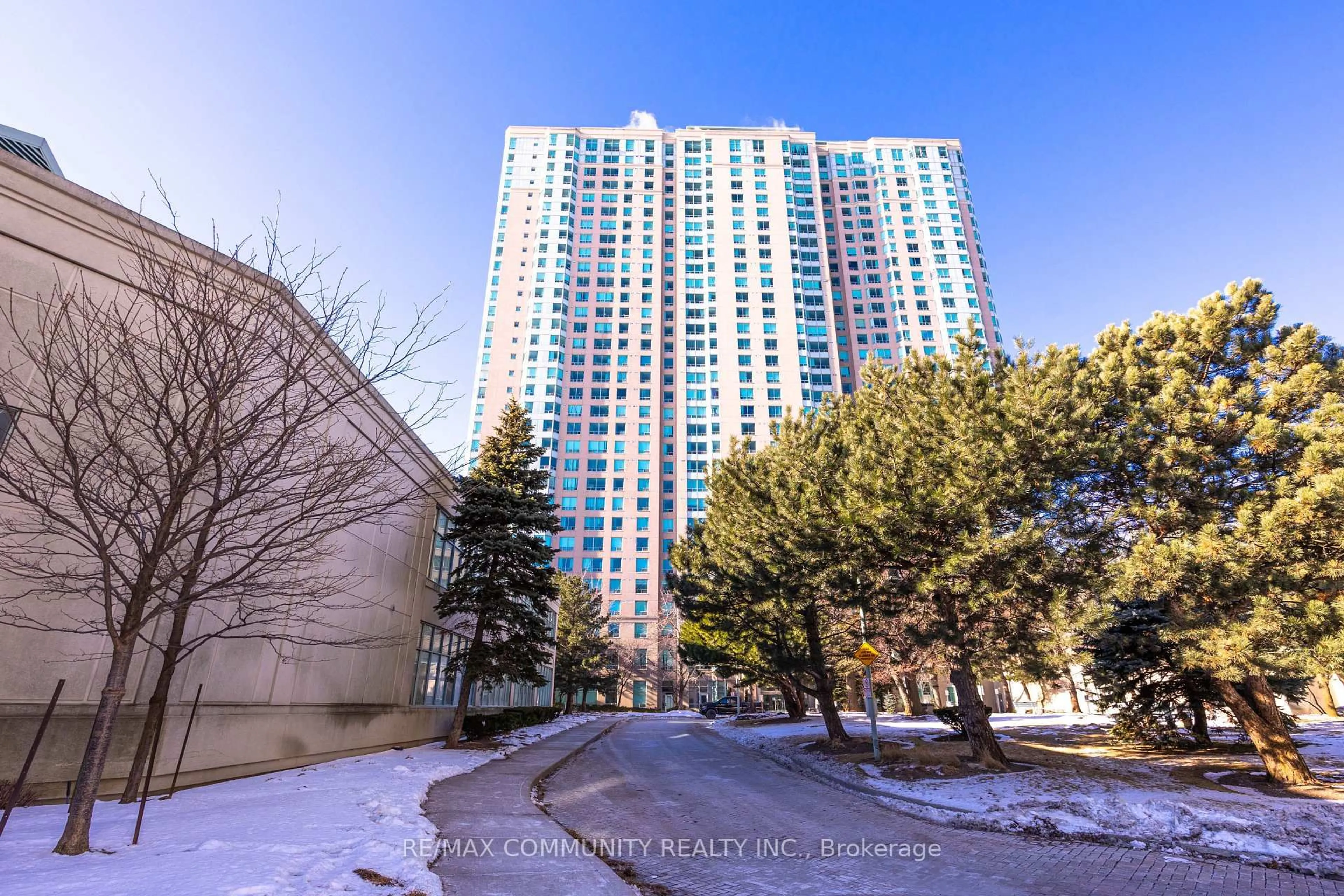 A pic from outside/outdoor area/front of a property/back of a property/a pic from drone, city buildings view from balcony for 68 Corporate Dr #1133, Toronto Ontario M1H 3H3