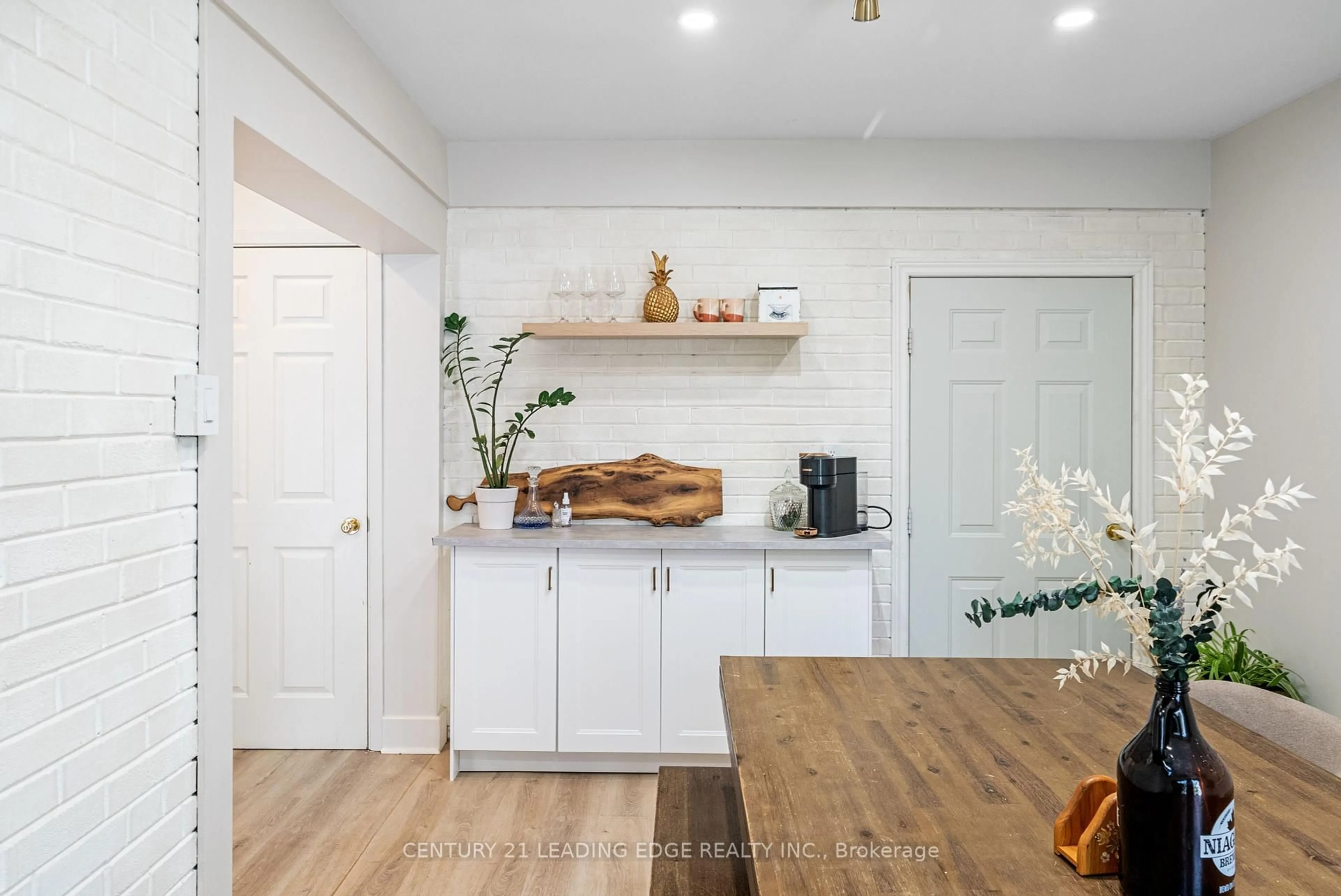 Open concept kitchen, wood/laminate floor for 479 Brownfield Gdns, Toronto Ontario M1C 2Y6