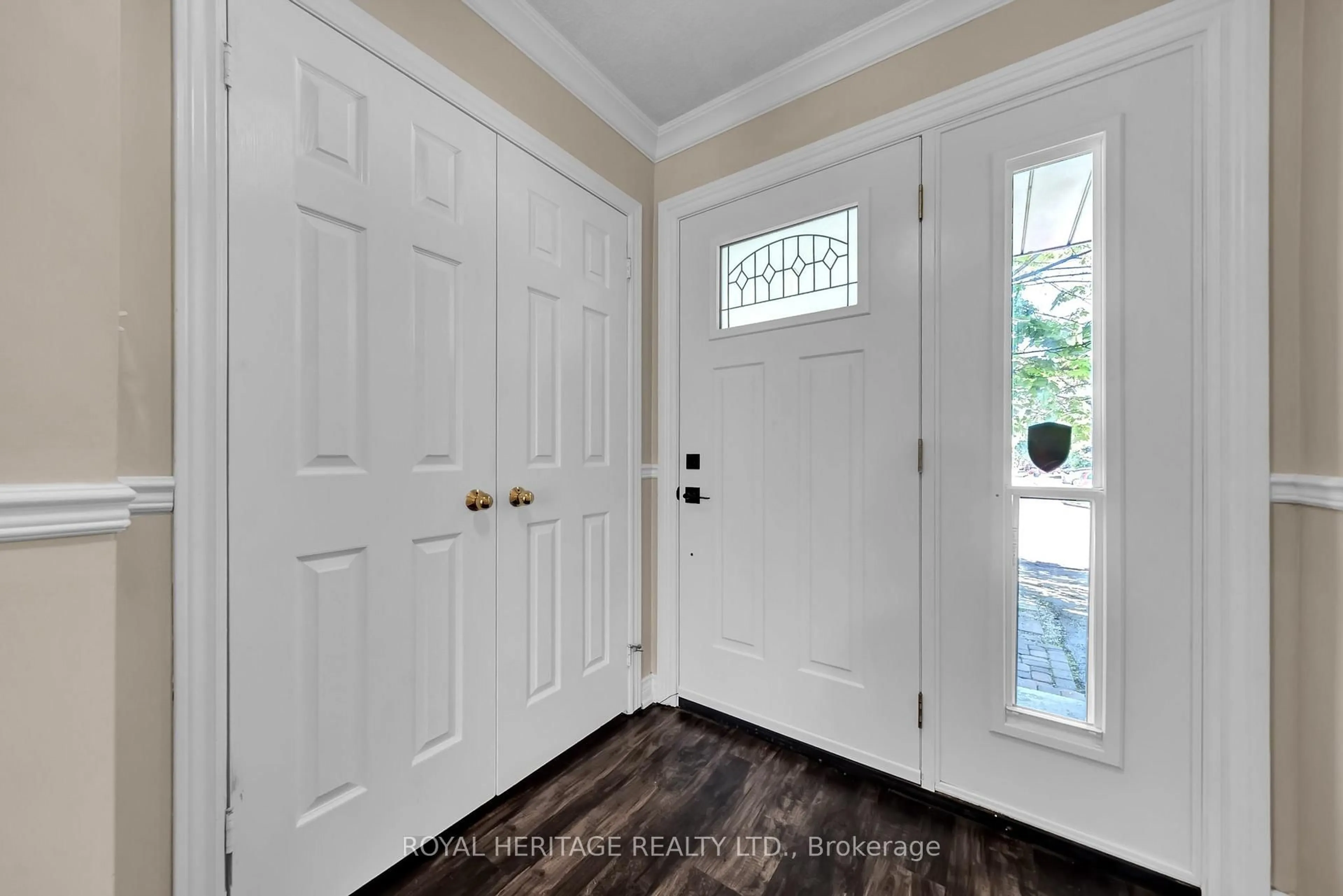 Indoor entryway for 130 Brownstone Cres, Clarington Ontario L1E 2H3