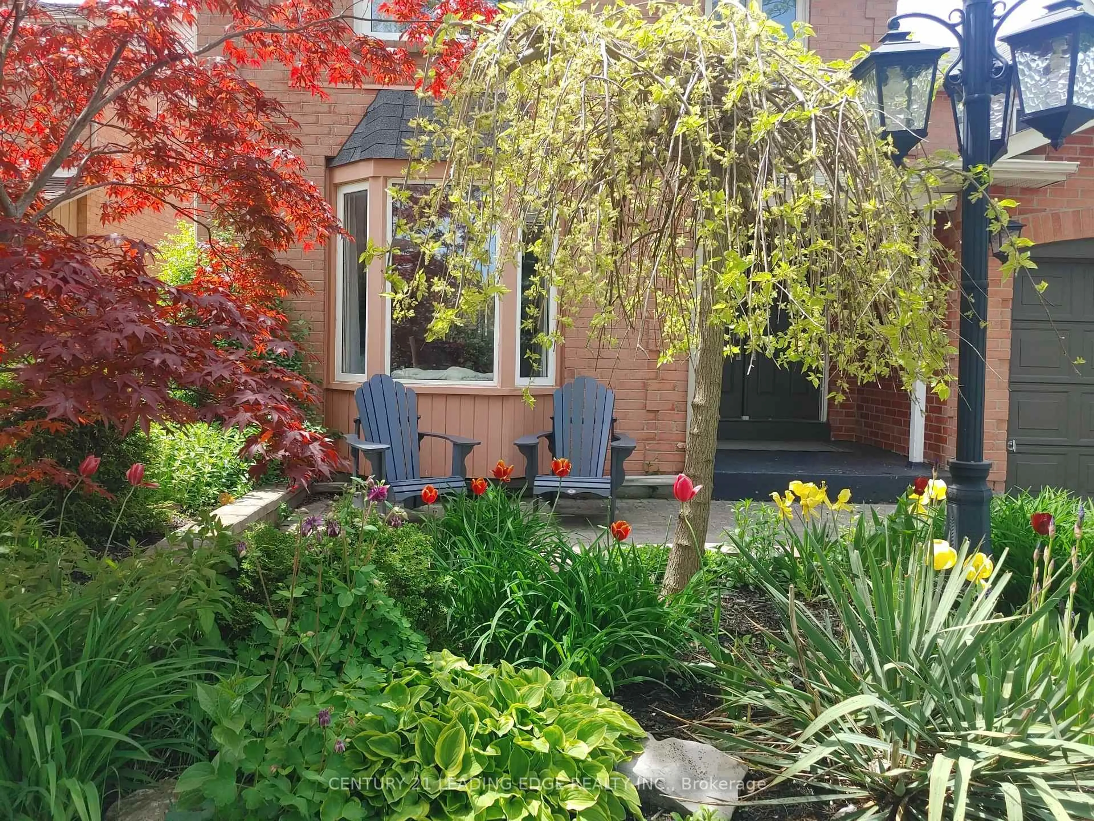 Patio, street for 724 Barnes Cres, Oshawa Ontario L1J 8K1