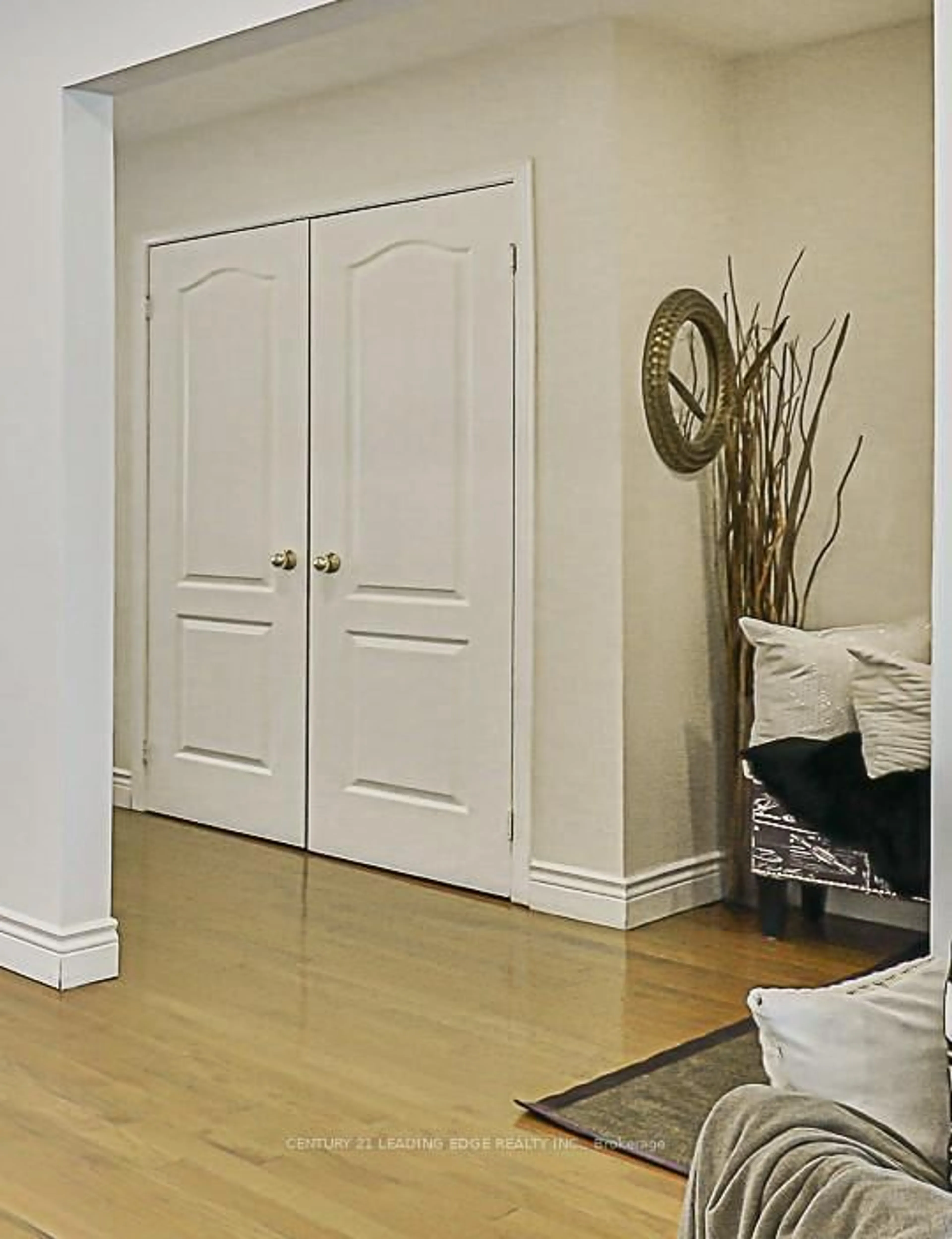Indoor entryway for 724 Barnes Cres, Oshawa Ontario L1J 8K1