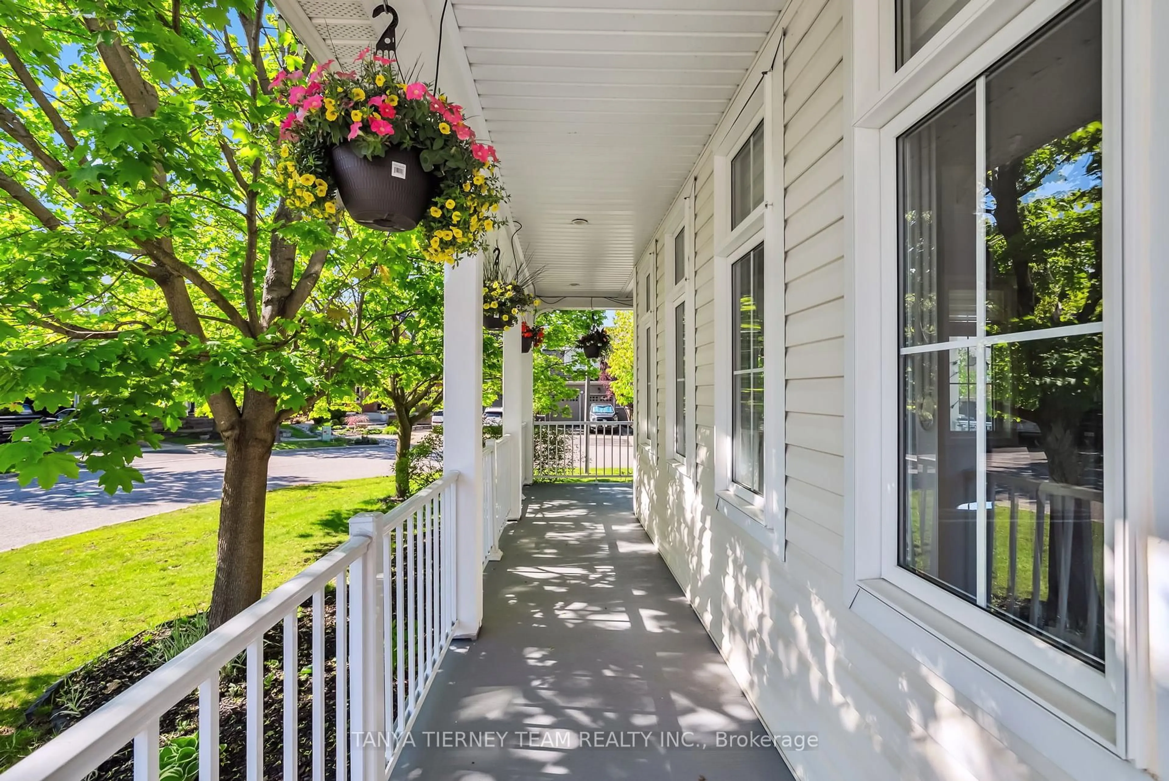 Patio, street for 21 Rainbow Cres, Whitby Ontario L1M 2N6