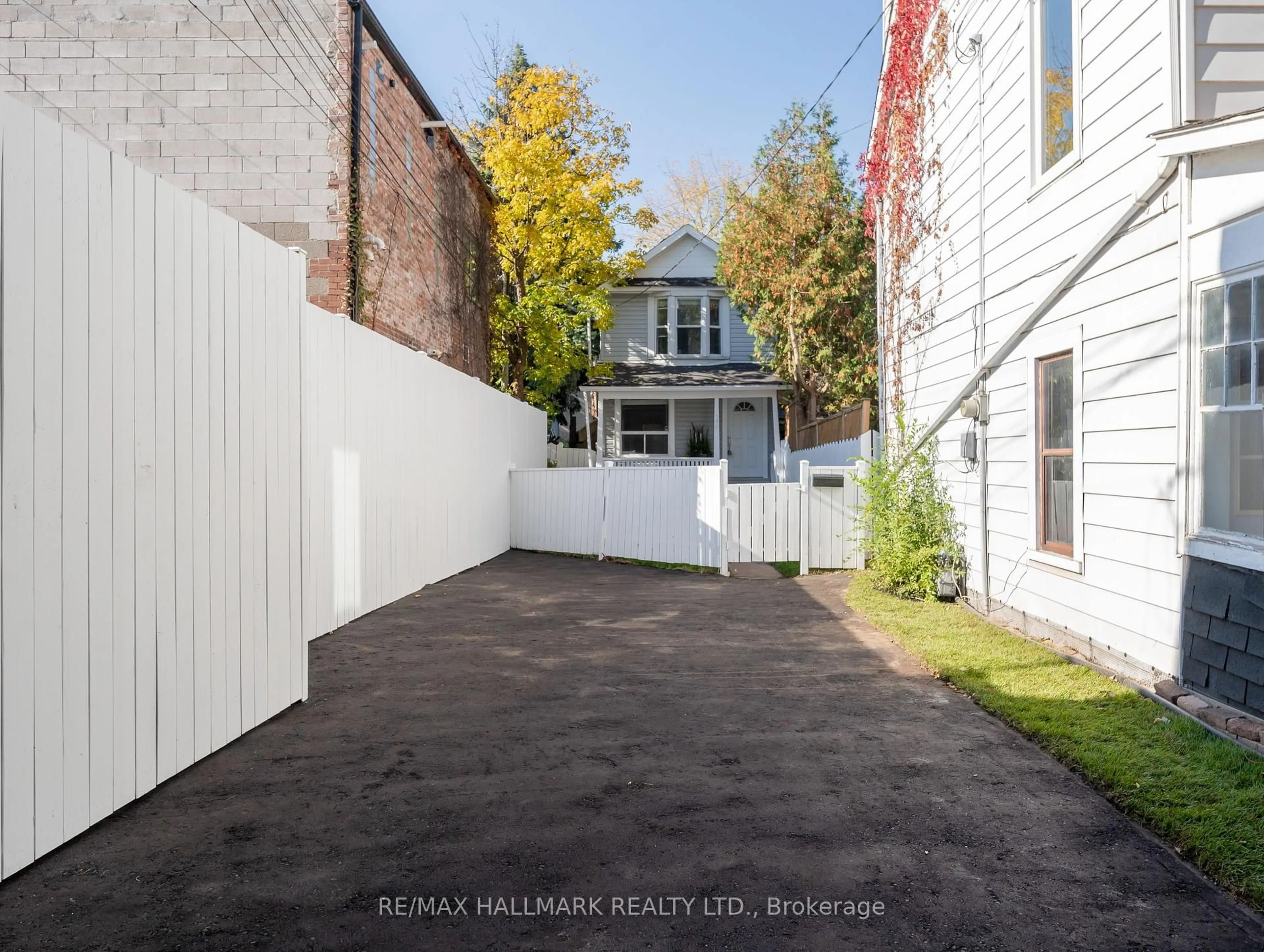 A pic from outside/outdoor area/front of a property/back of a property/a pic from drone, street for 106 Willow Ave, Toronto Ontario M4E 3K3