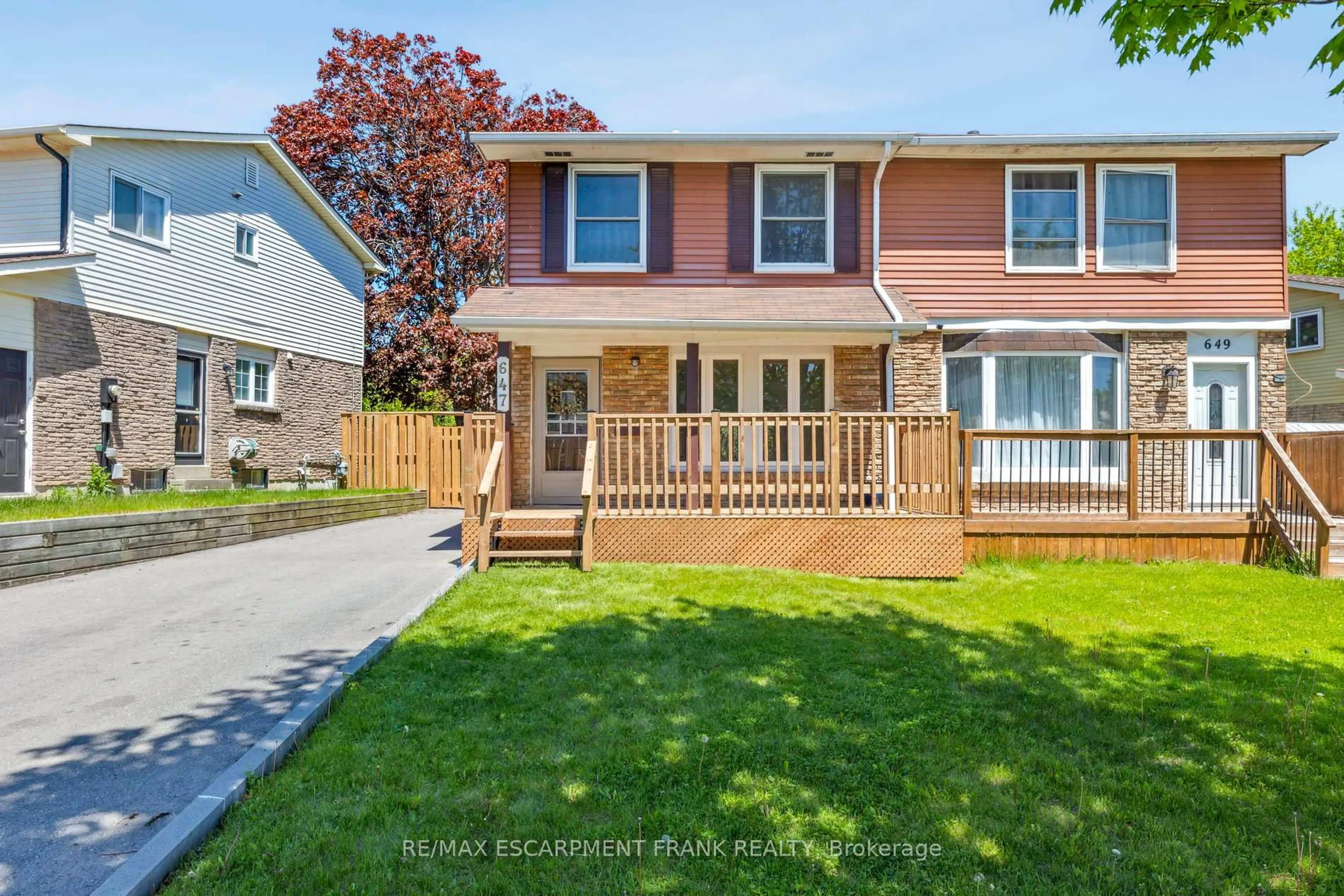 Home with vinyl exterior material, street for 647 Balsam Cres, Oshawa Ontario L1J 6A1