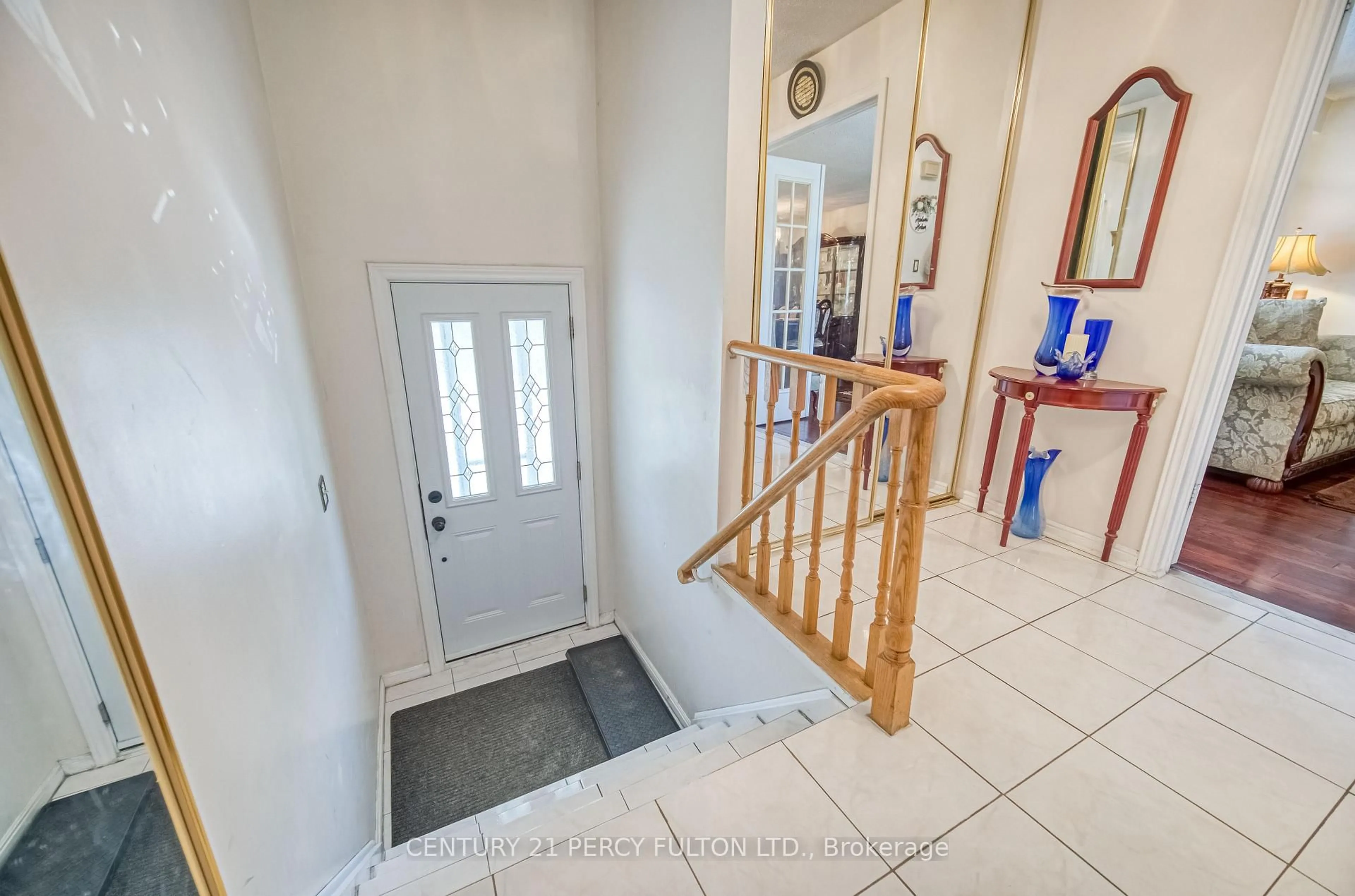 Indoor entryway for 120 Granada Cres, Toronto Ontario M1B 2H5