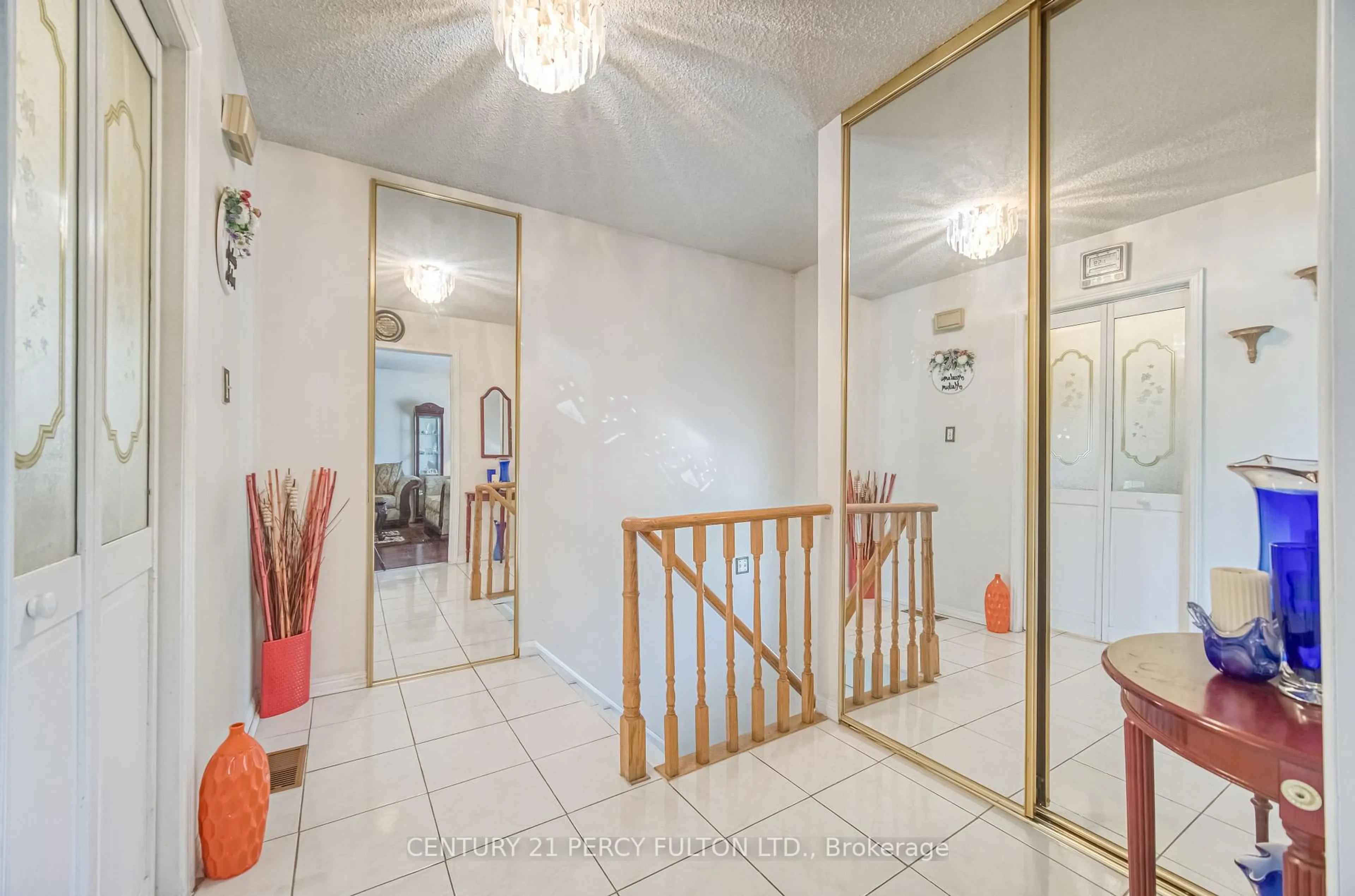 Indoor foyer for 120 Granada Cres, Toronto Ontario M1B 2H5