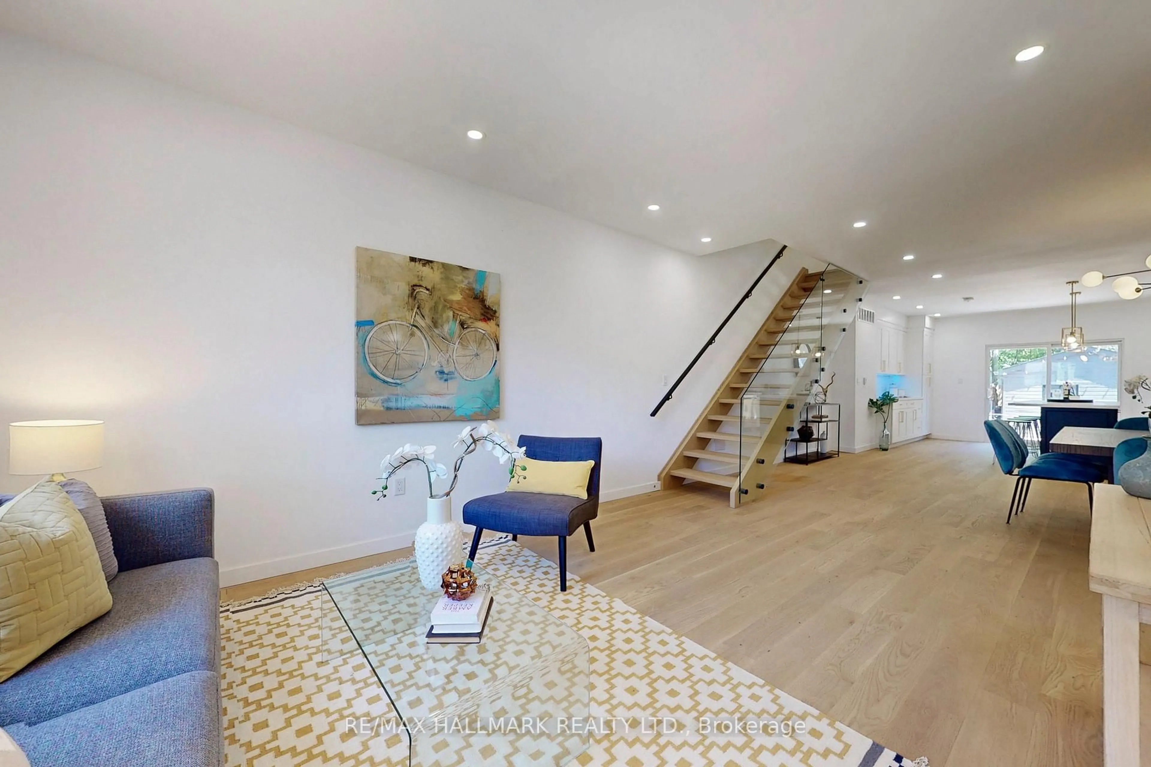 Indoor foyer for 13 Ferrier Ave, Toronto Ontario M4K 3H5