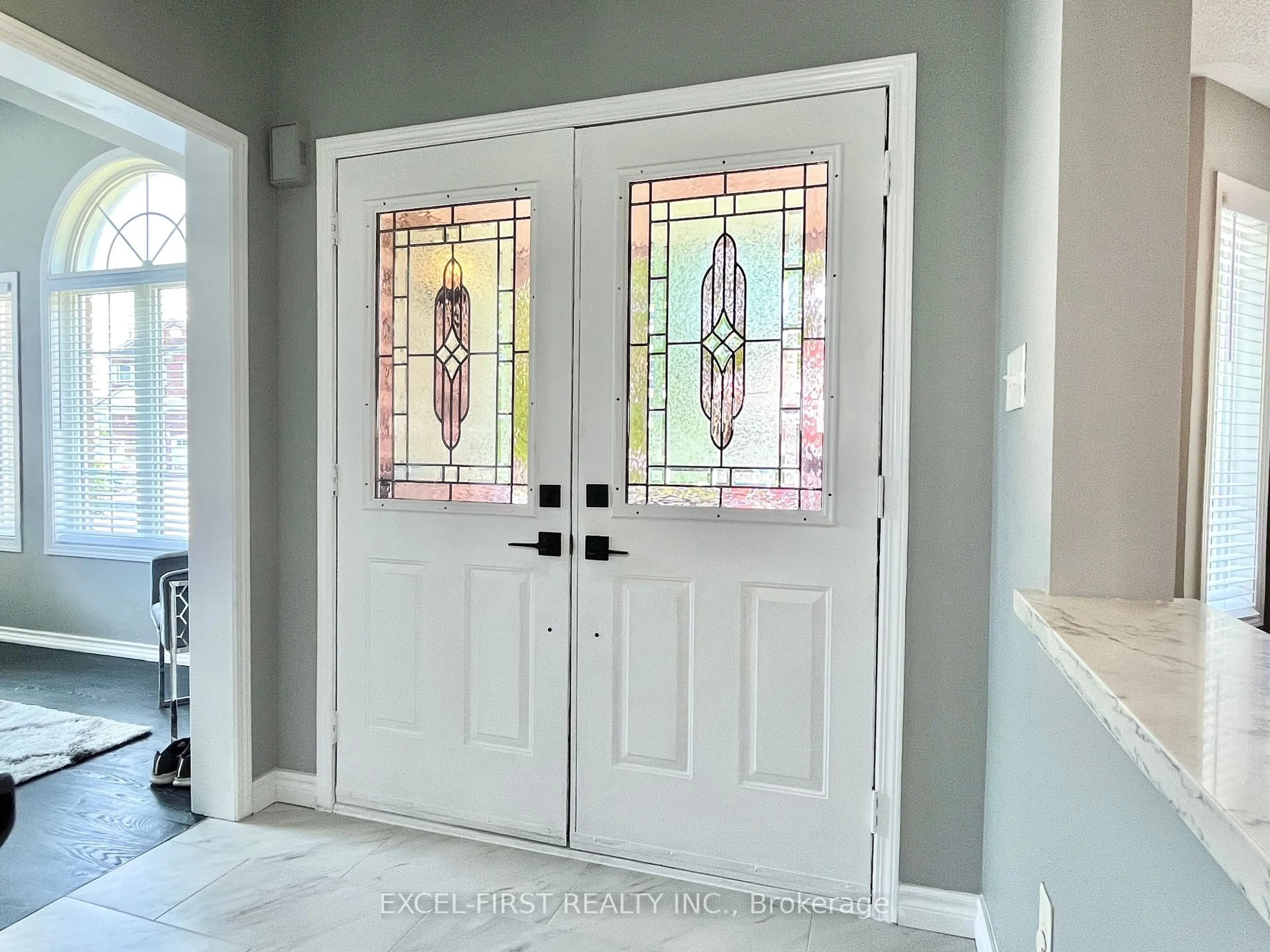 Indoor entryway for 51 Longueuil Pl, Whitby Ontario L1R 3G9