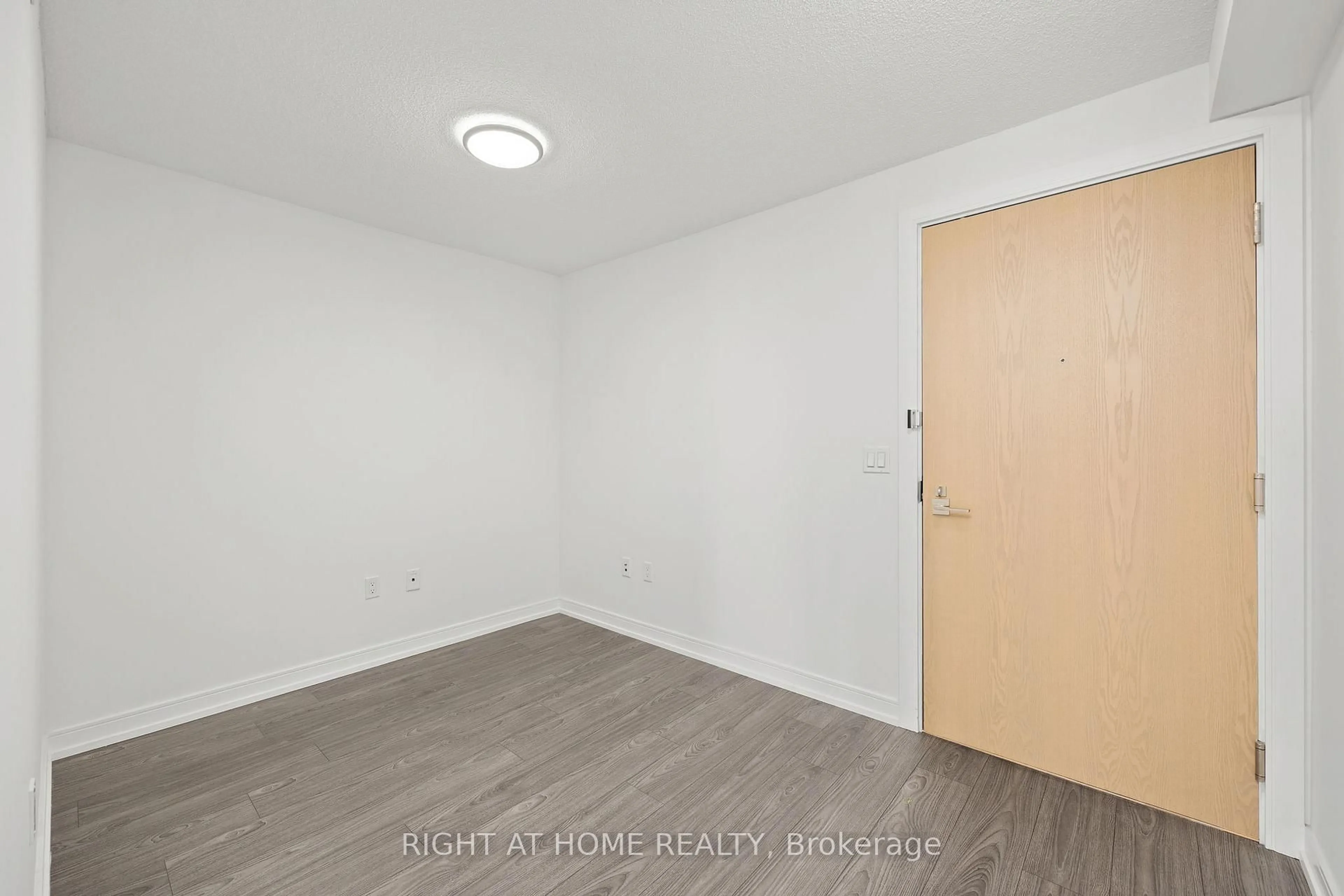 A pic of a room for 225 Village Green Sq #2210, Toronto Ontario M1S 0N4