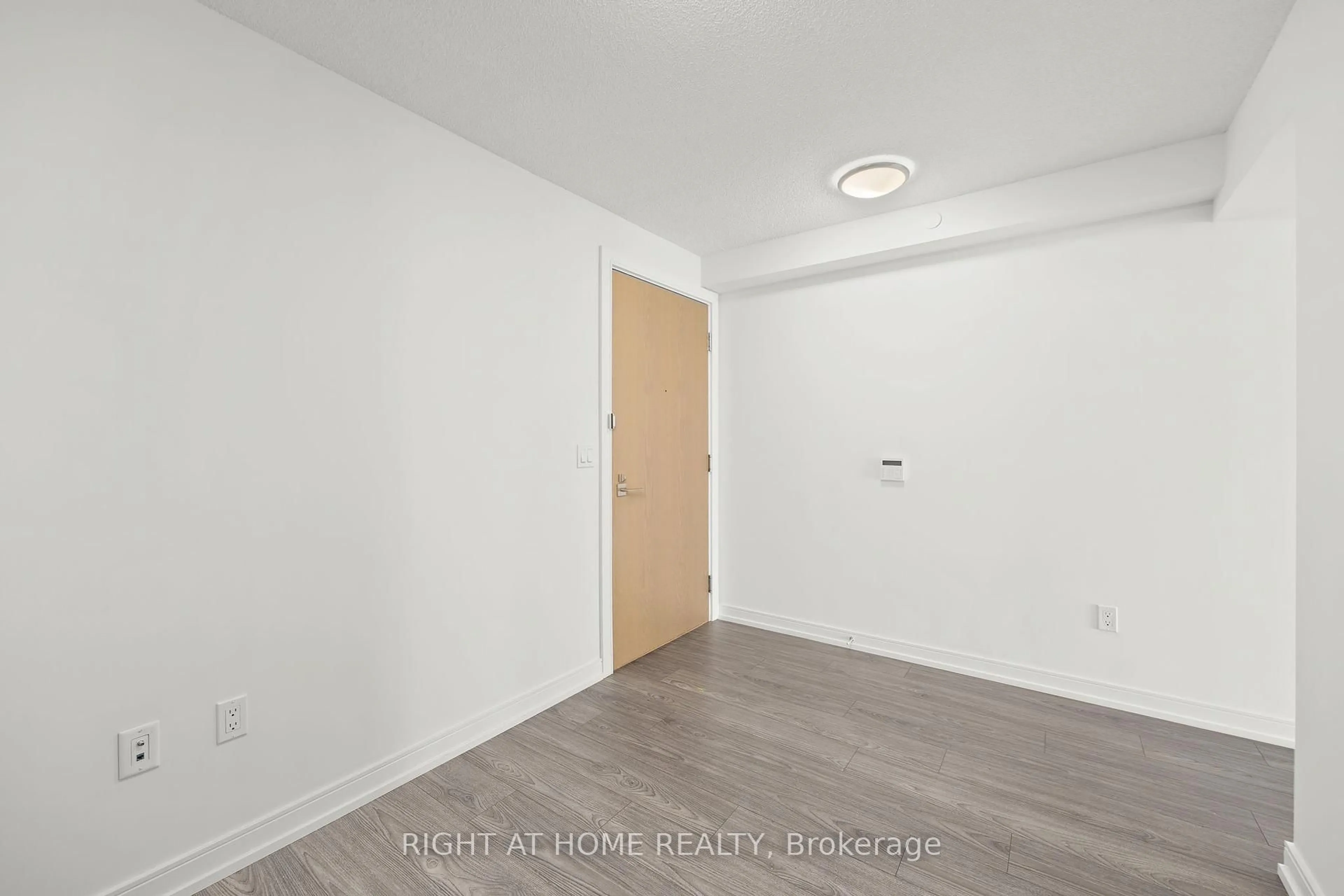A pic of a room for 225 Village Green Sq #2210, Toronto Ontario M1S 0N4
