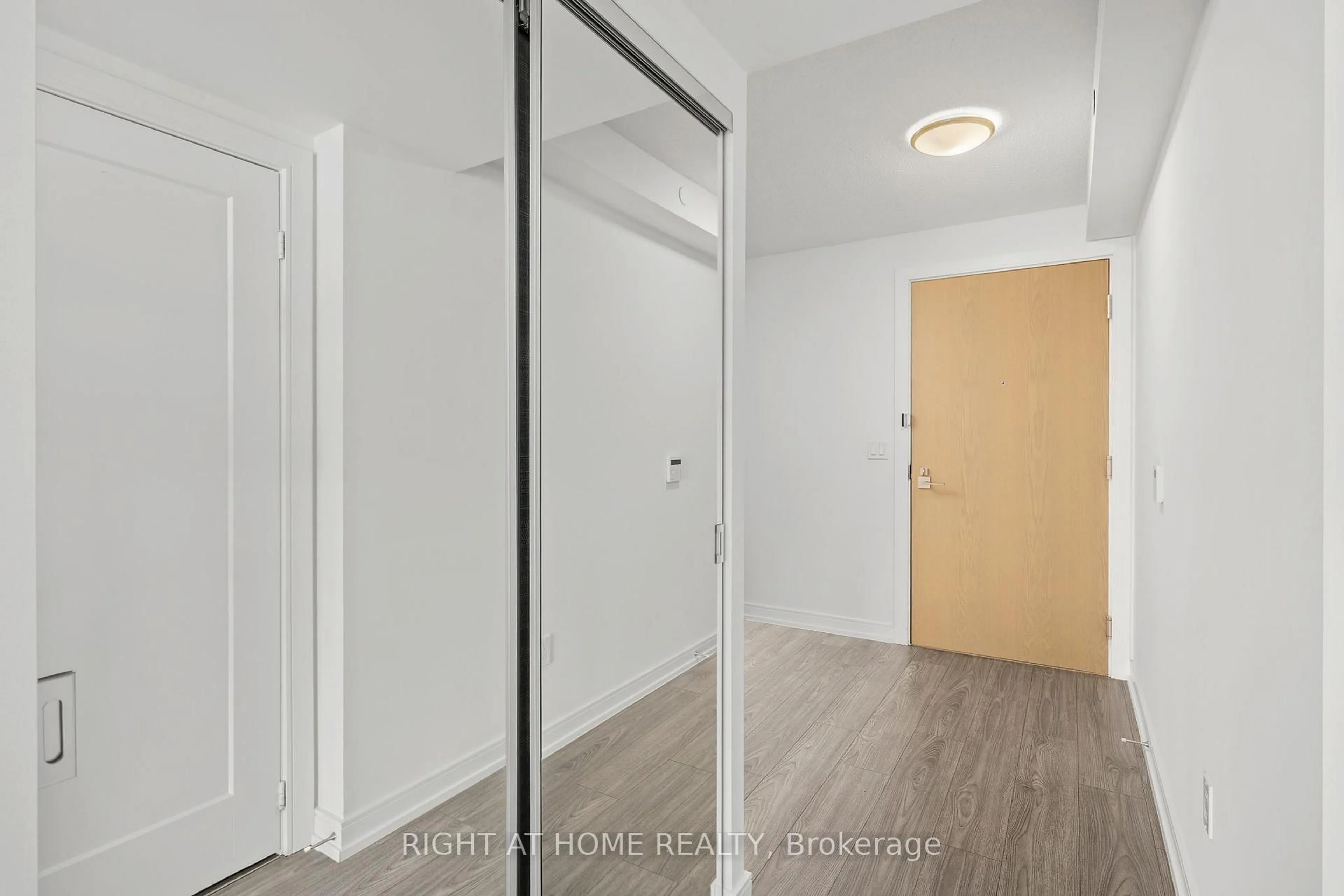 Indoor entryway for 225 Village Green Sq #2210, Toronto Ontario M1S 0N4